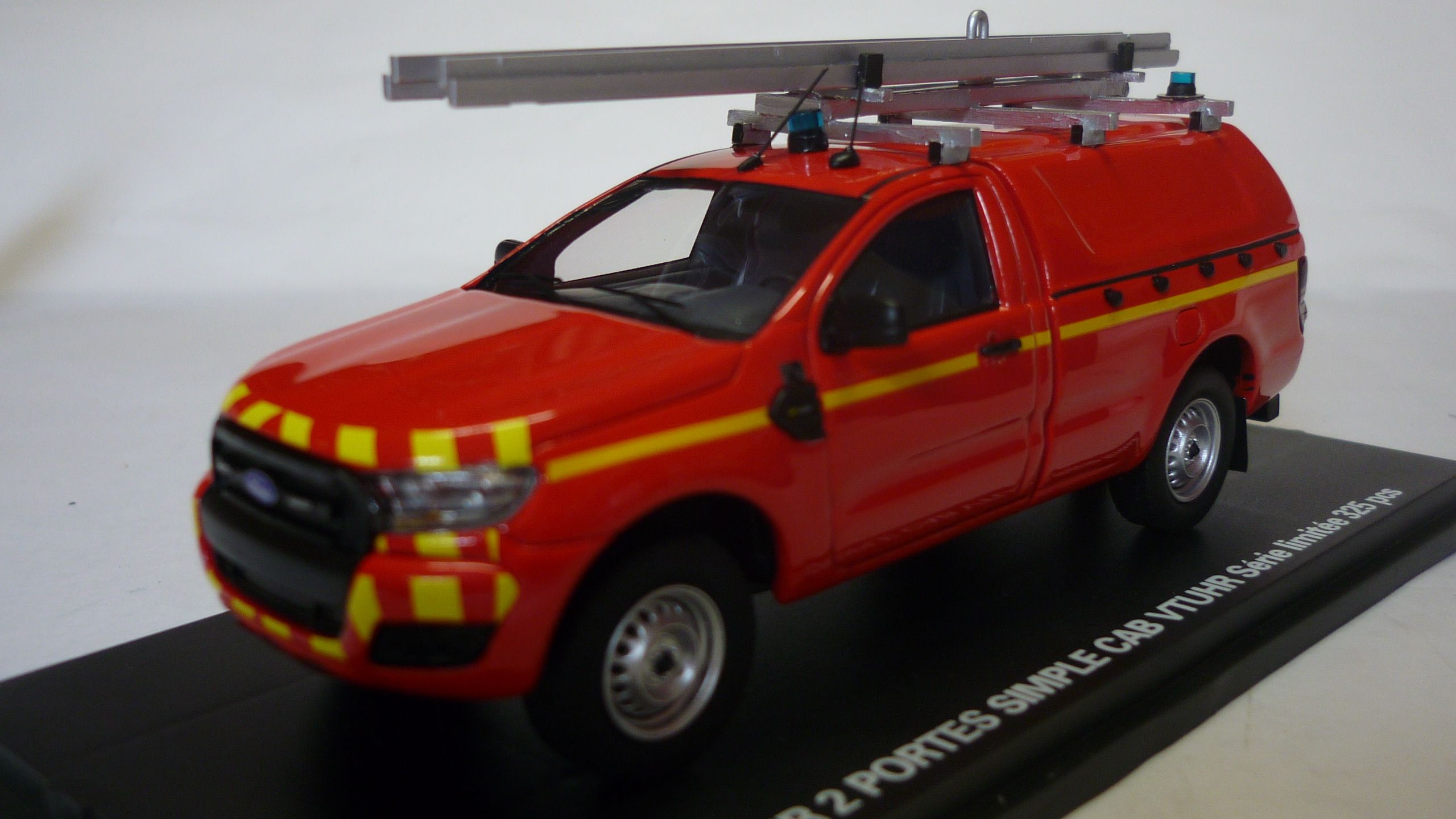 Voiture et Camion de Pompier miniature FORD ALARME 1/43
