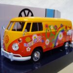 Volkswagen Combi T1 "Flowerpower" 1/24° Motormax