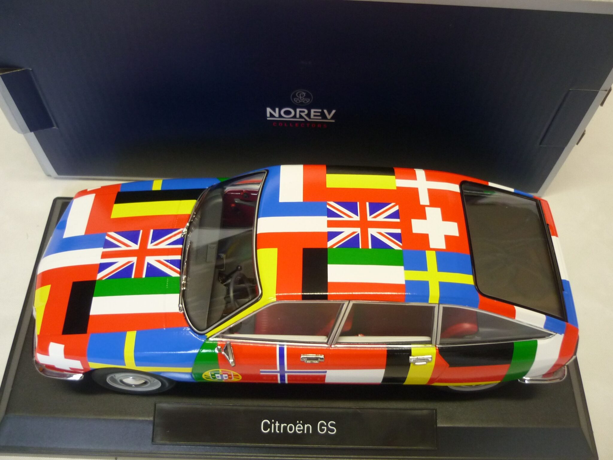 Citroën GS Drapeaux 1ère édition 1971 - Norev 1/18, Exclusivité Web 200 Pcs