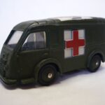 Renault ambulance militaire Dinky Toys d'époque sans boite 1/43°