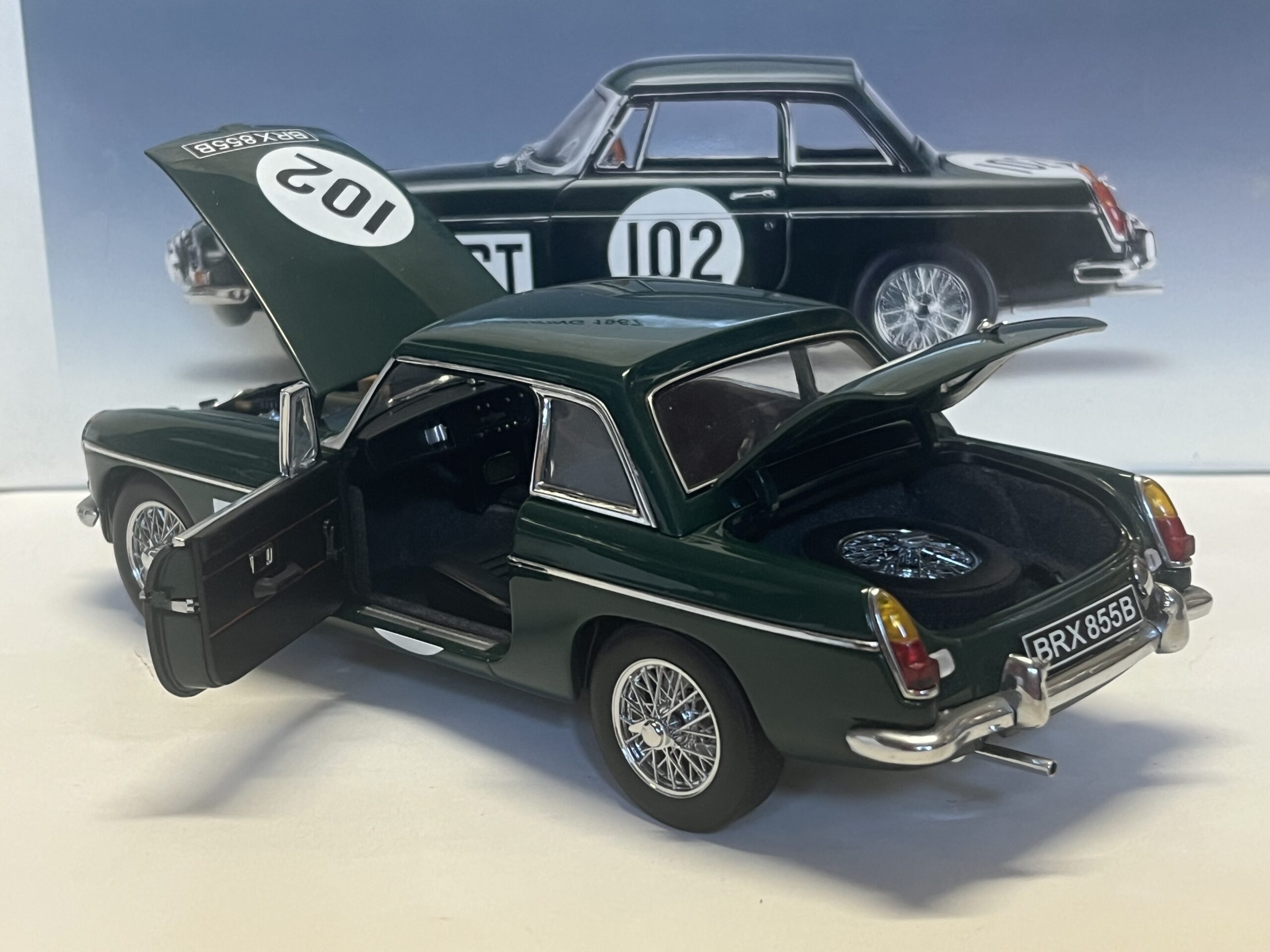 MGB GT Mk2 Nurburgring 1967 AutoArt 1/18° – Image 2