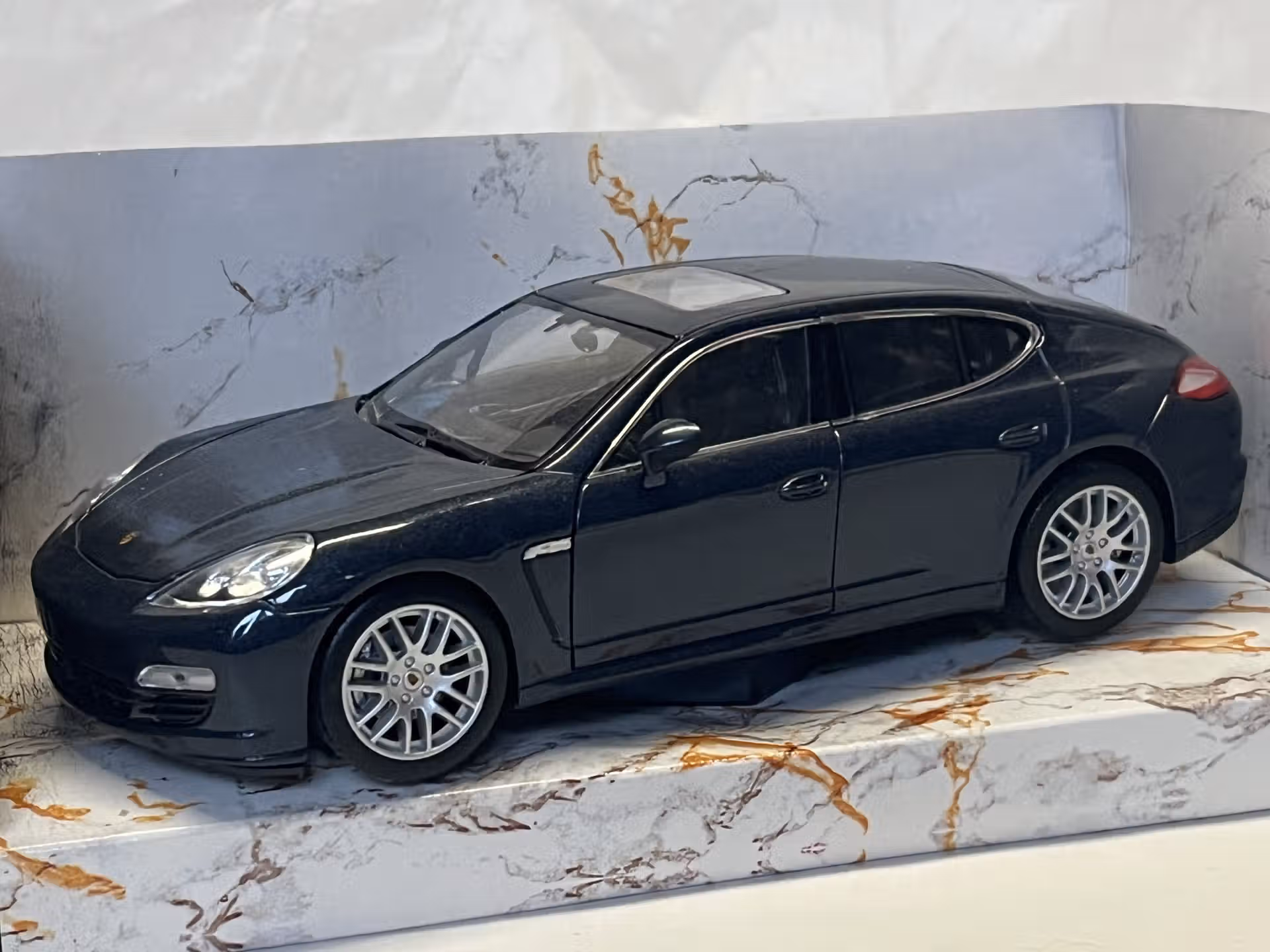 Porsche Panamera sans boite Welly 1/24