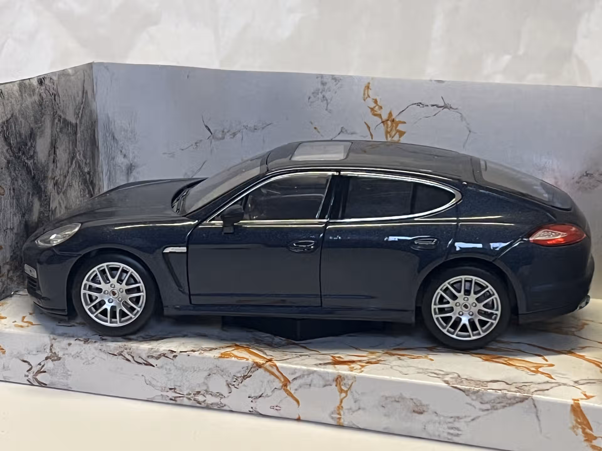 Porsche Panamera sans boite Welly 1/24 – Image 2