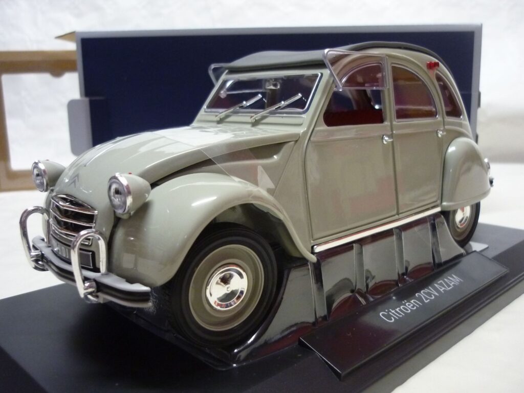 Modèle Réduit 1/24 Citroën 2CV Gendarmerie Secours Routier 1953
