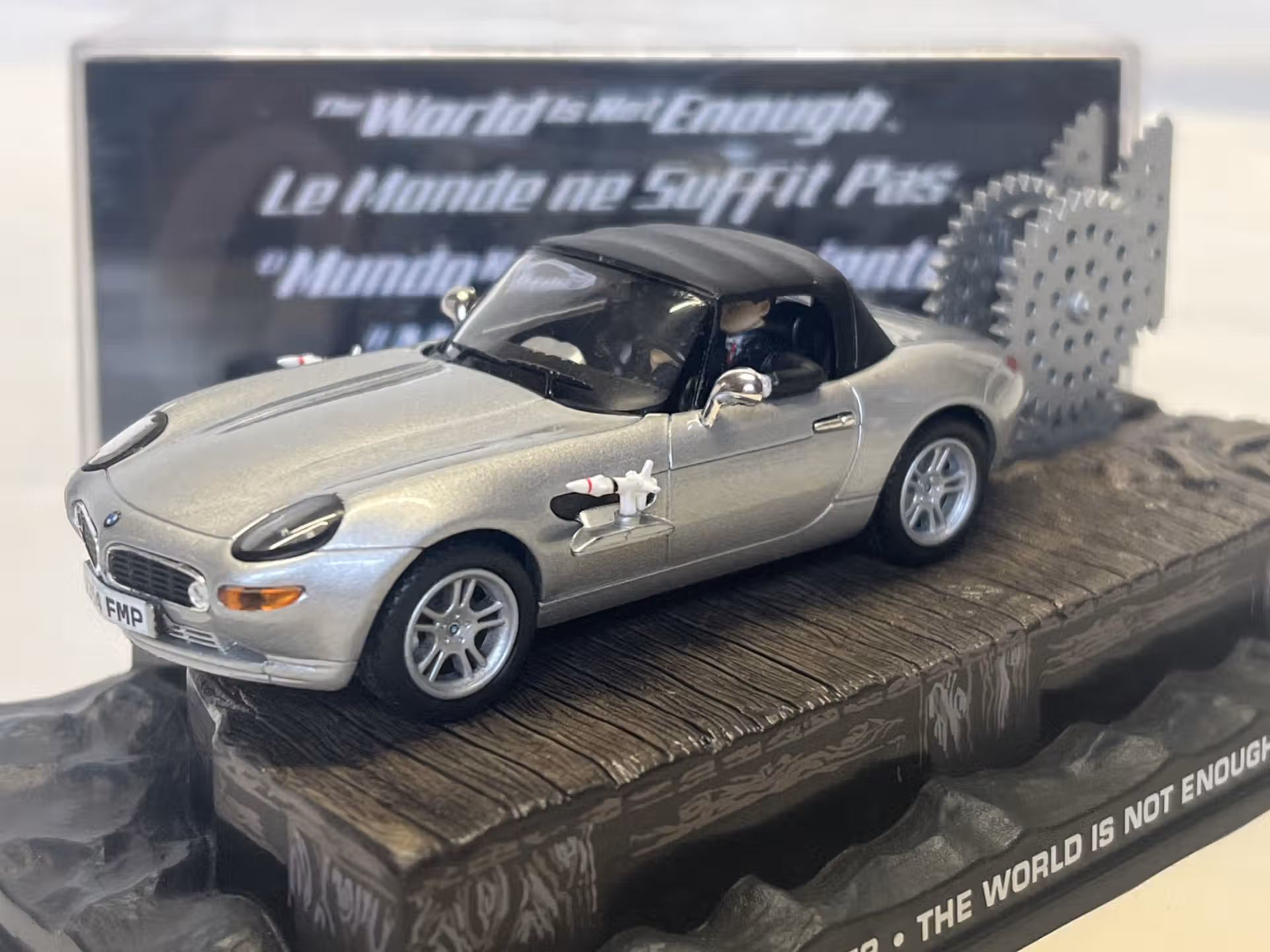 BMW Z8 James Bond 007 Le monde ne suffit pas 1/43