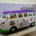 Volkswagen Combi camping car Joyeux anniversaire Corgi 1/43°