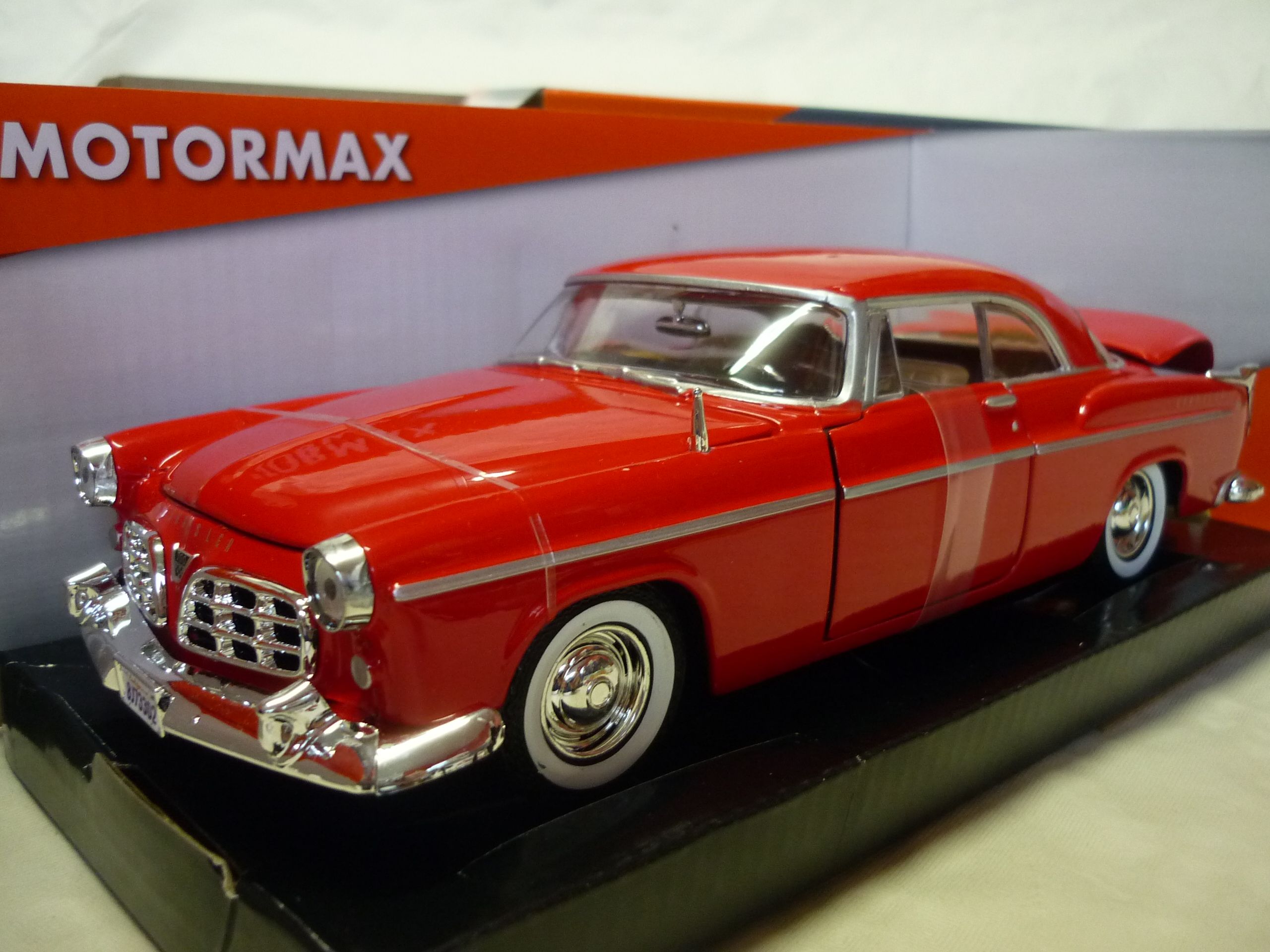 Motormax Chrysler C300 Rosso 1955 In Scala 1/24, Modello Auto In Metallo E Plastica, 18 Cm, Collezione