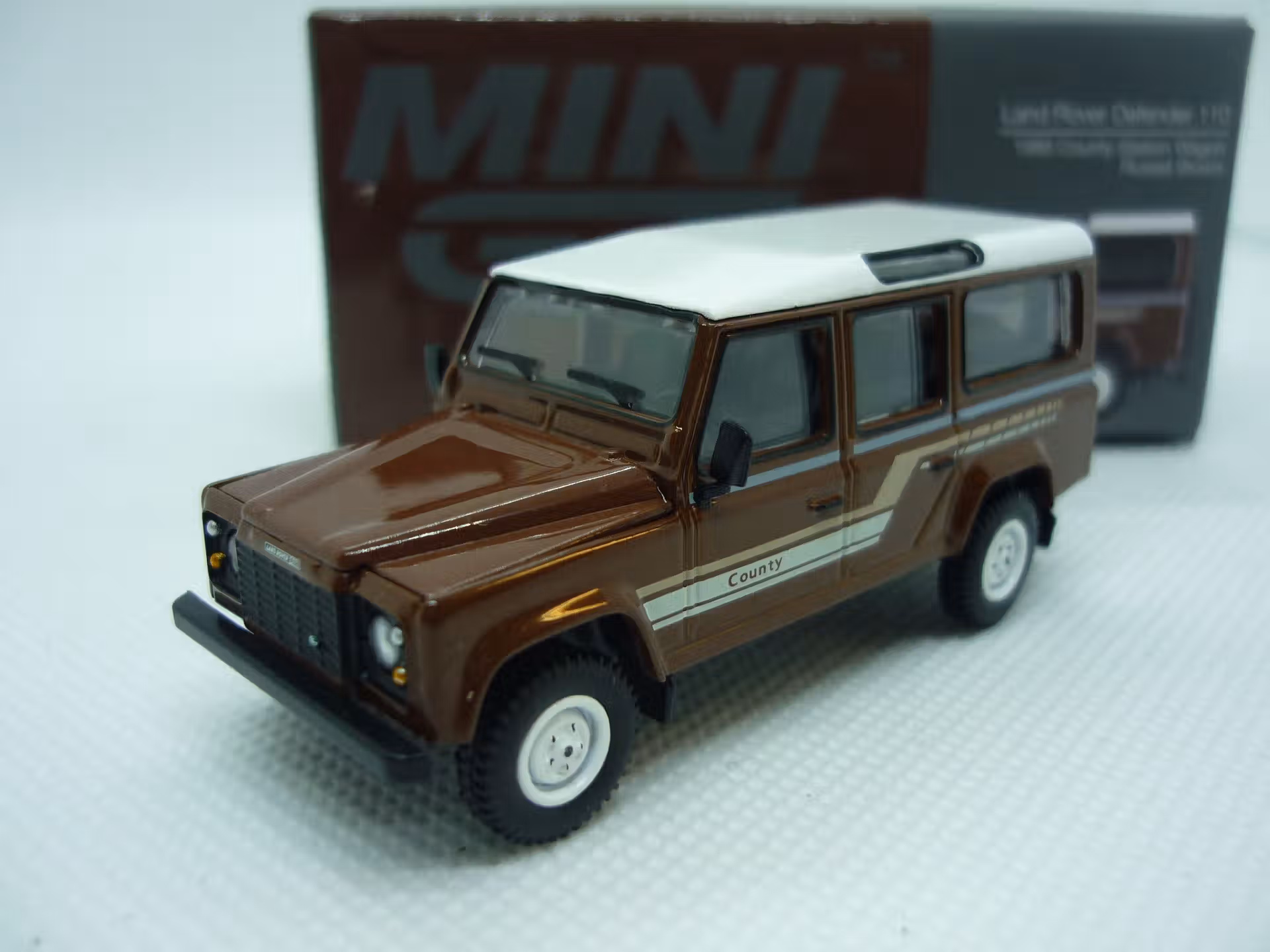 Land Rover Defender 110 Station Wagon 1985 - MiniGt 1/64°
