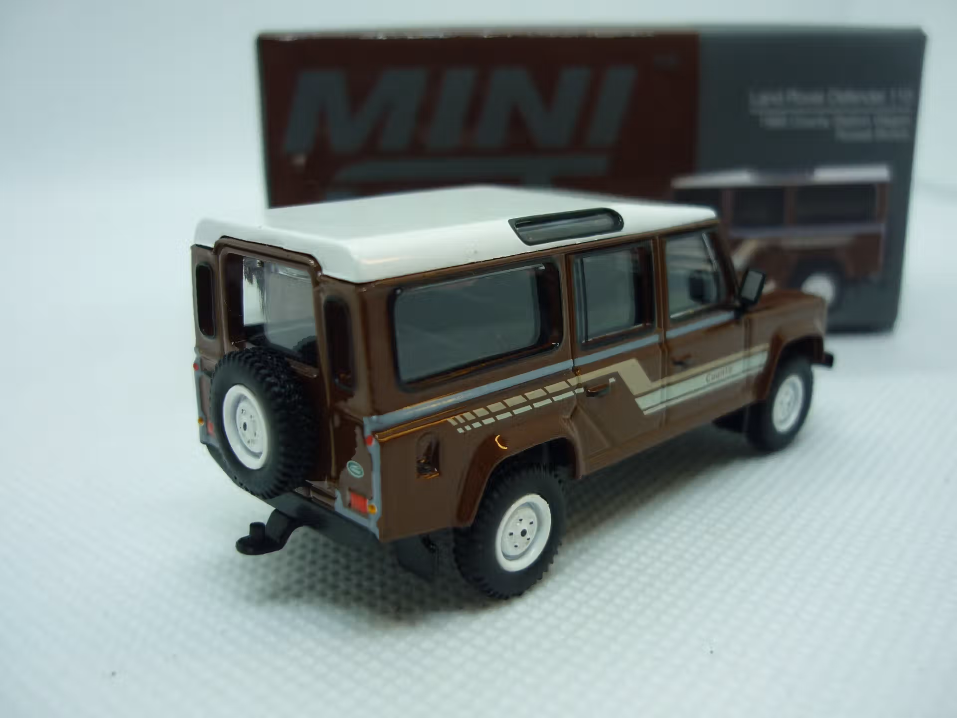 Land Rover Defender 110 Station Wagon 1985 - MiniGt 1/64° – Image 2