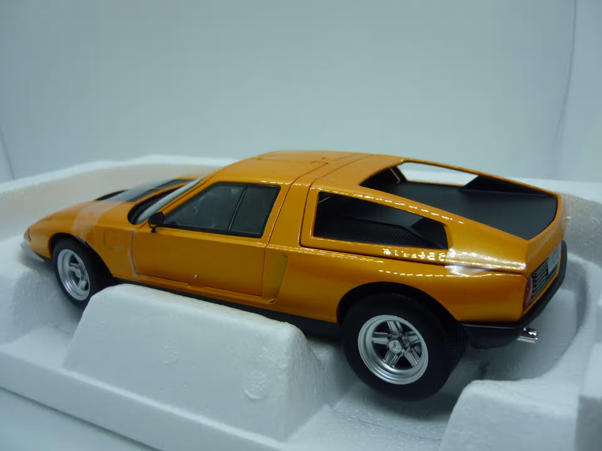 Mercedes C111 2 1970 Norev 1/18° – Image 2