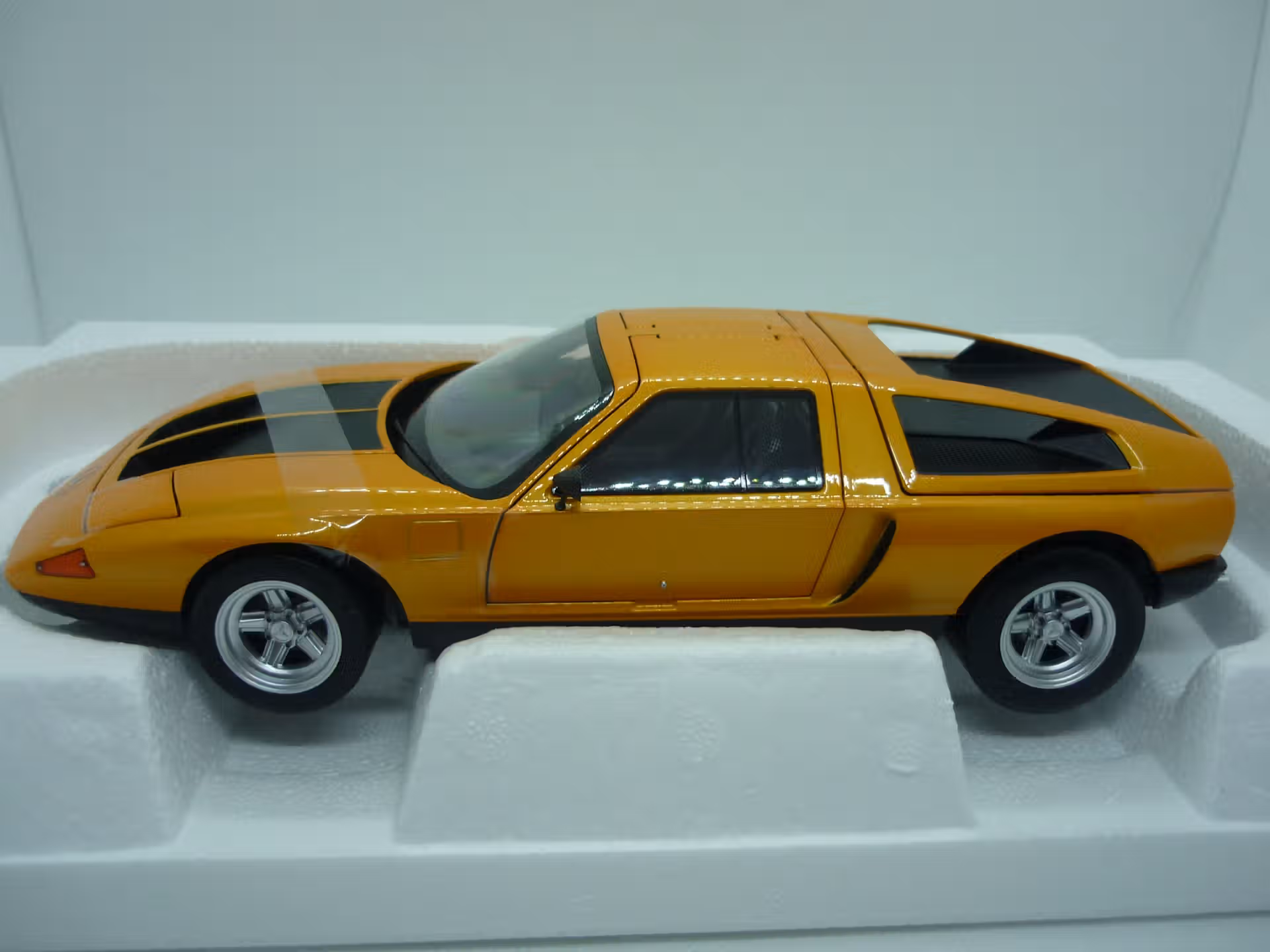 Mercedes C111 2 1970 Norev 1/18° – Image 3