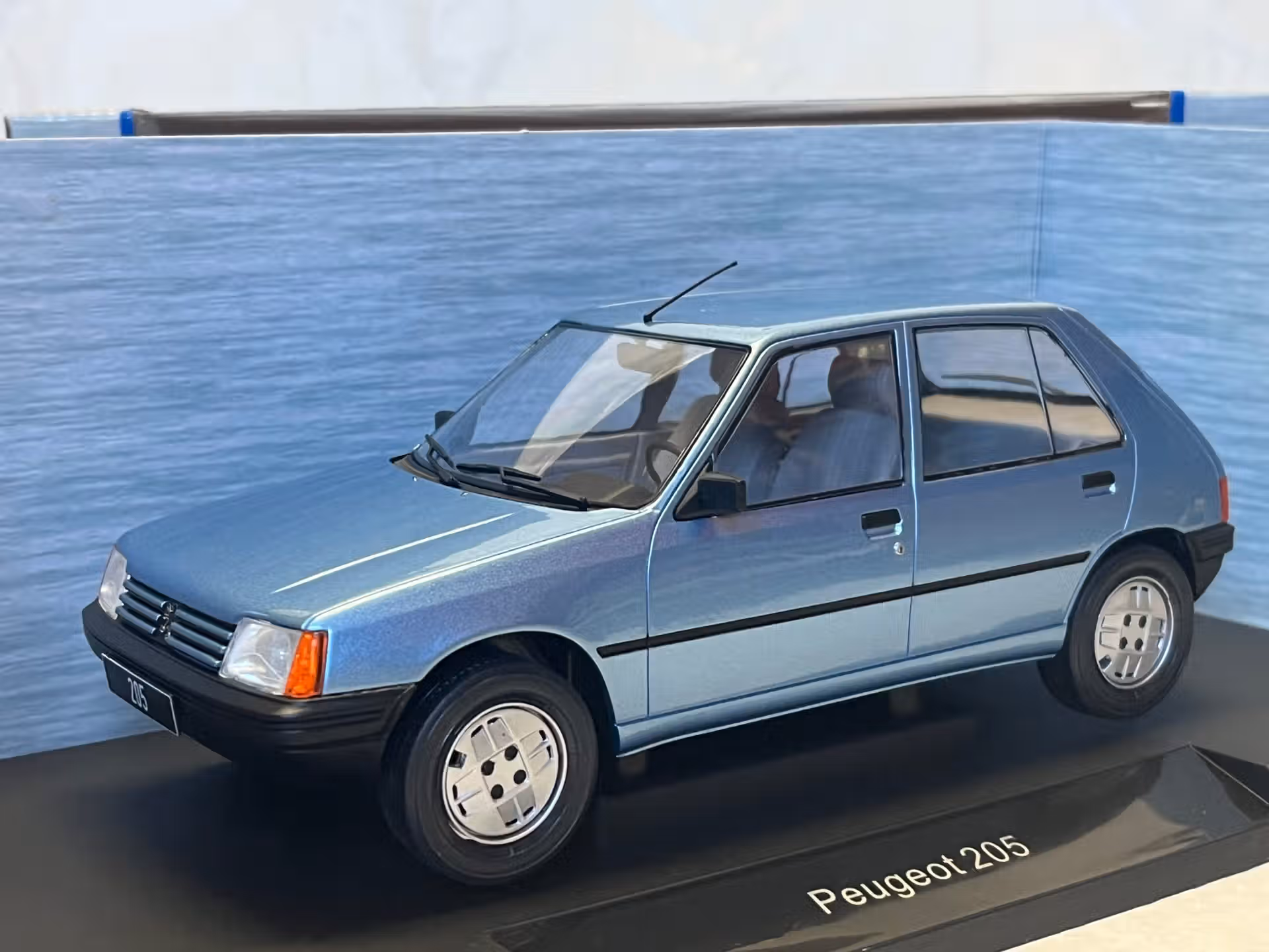 Peugeot 205 bleu 5 portes 1984 MCG 1/18