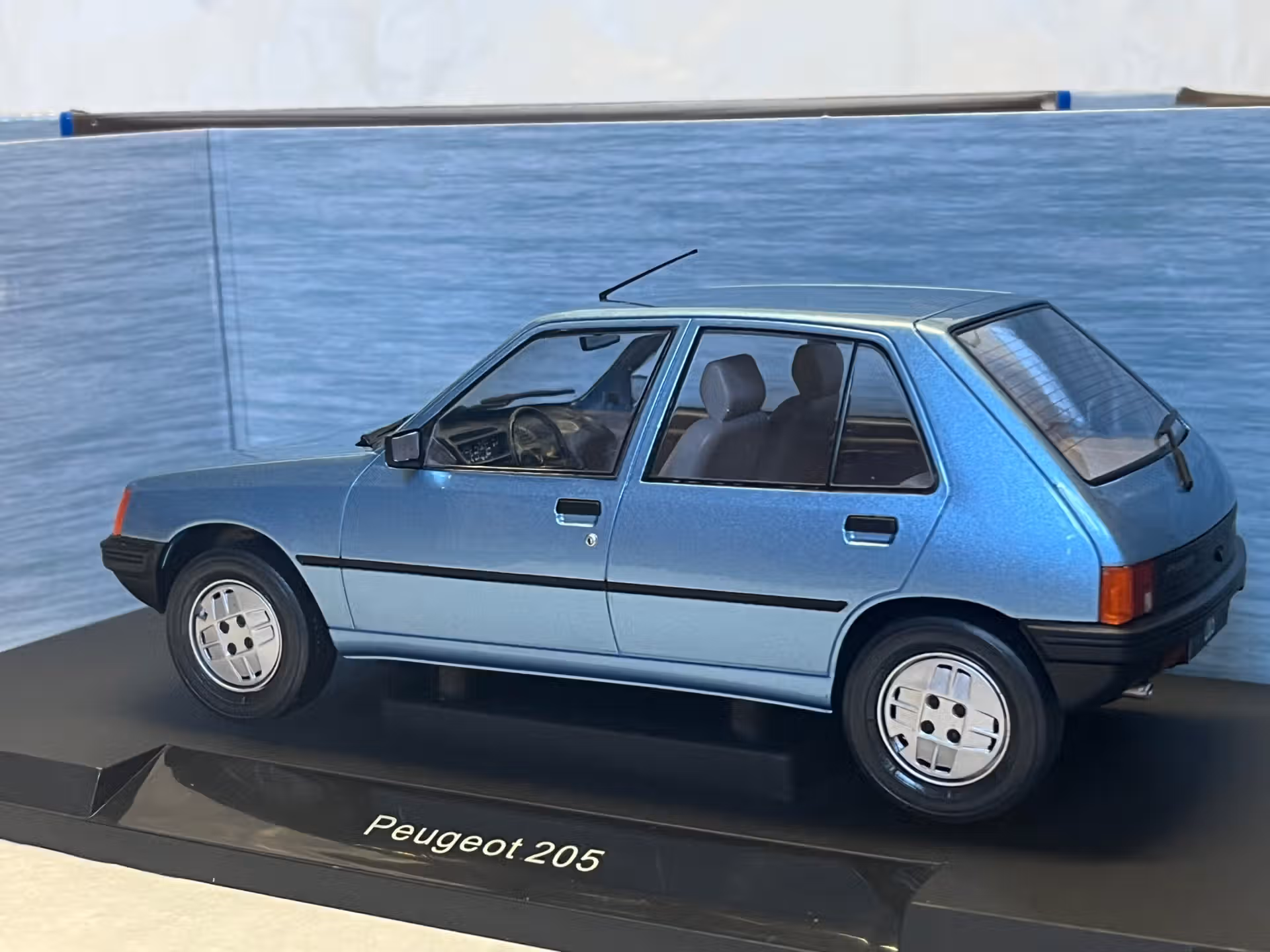 Peugeot 205 bleu 5 portes 1984 MCG 1/18 – Image 2