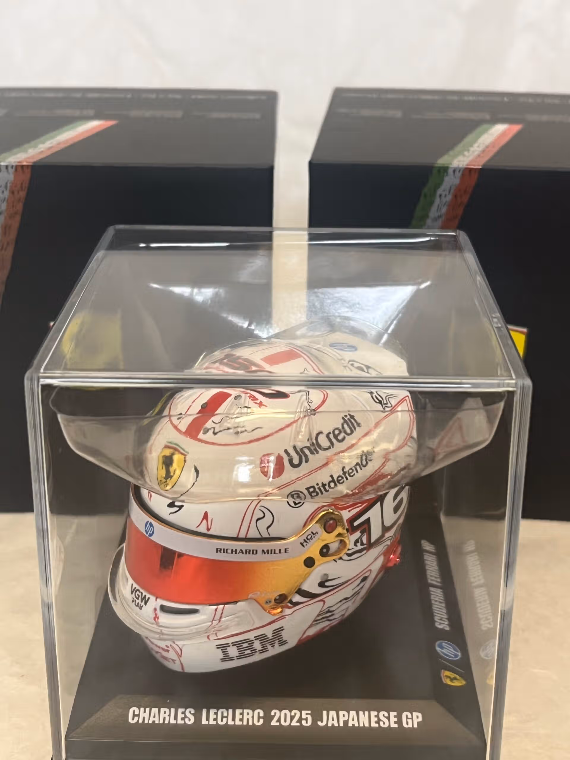 Casque Ferrari C.Leclerc Japon 2025 1/5° Looksmart
