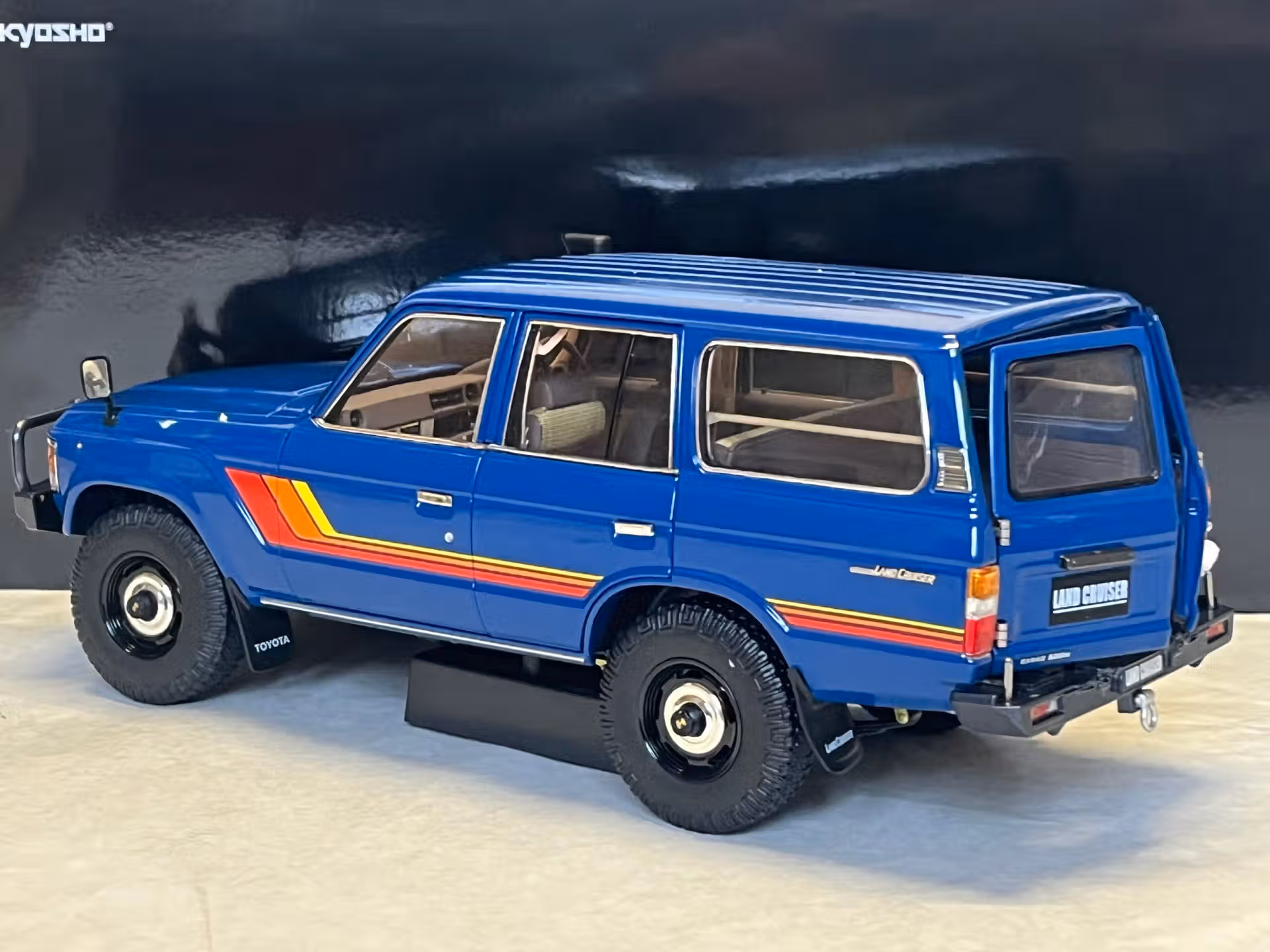 Toyota Land Cruiser 60 Kyosho 1/18 – Image 5