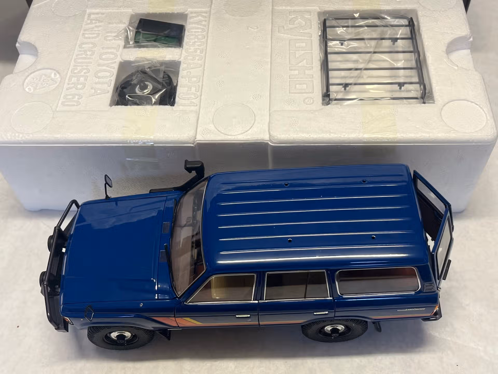 Toyota Land Cruiser 60 Kyosho 1/18 – Image 6