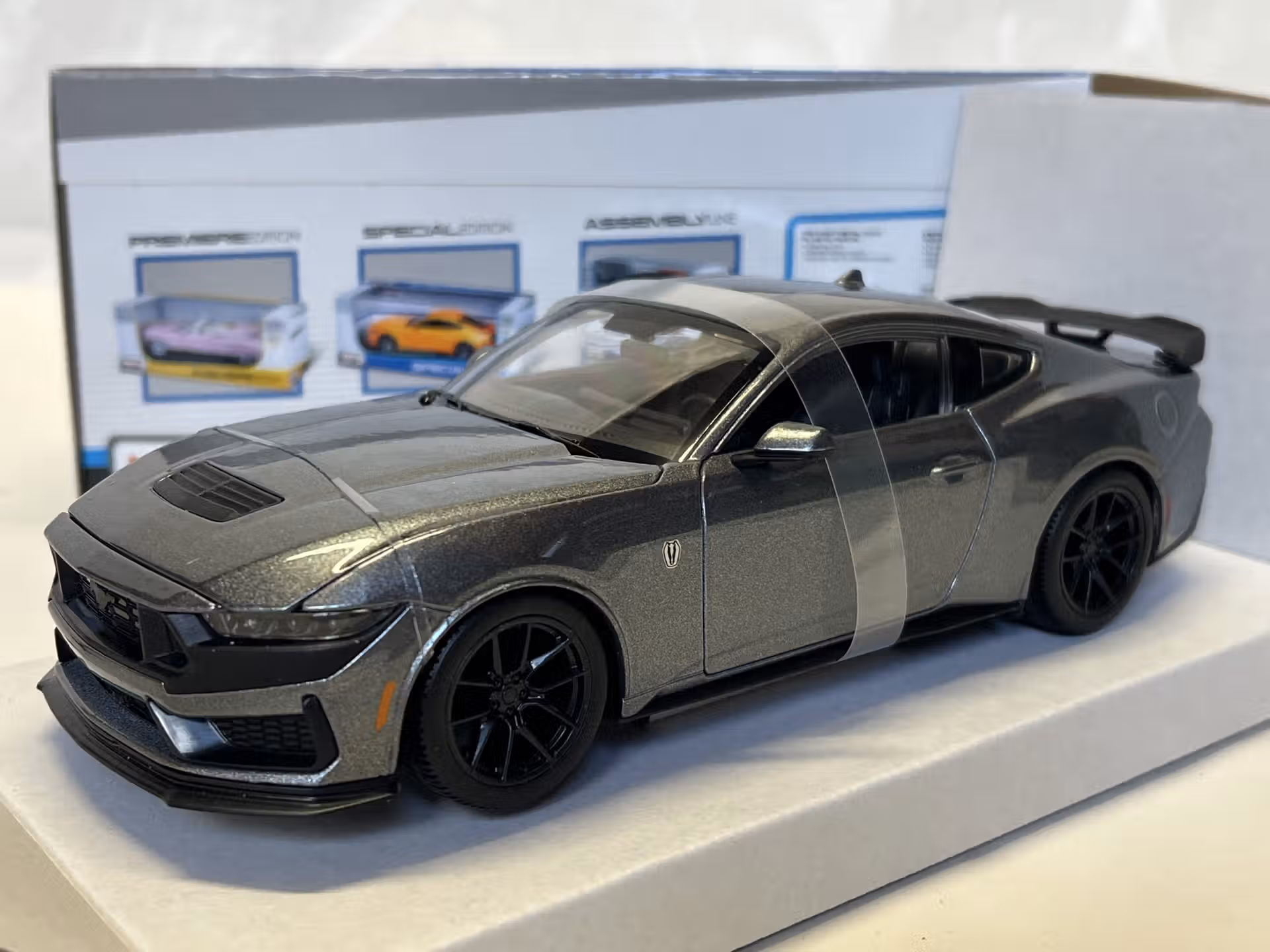 Ford Mustang Dark Horse 2024 Maisto 1/24
