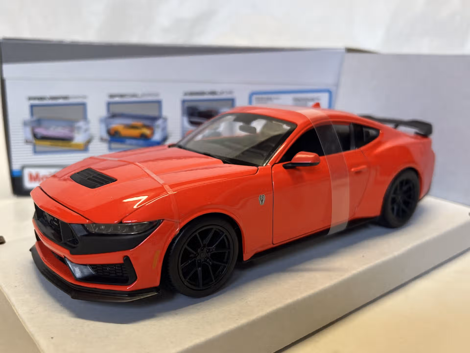 Ford Mustang Dark Horse 2024 Maisto 1/24