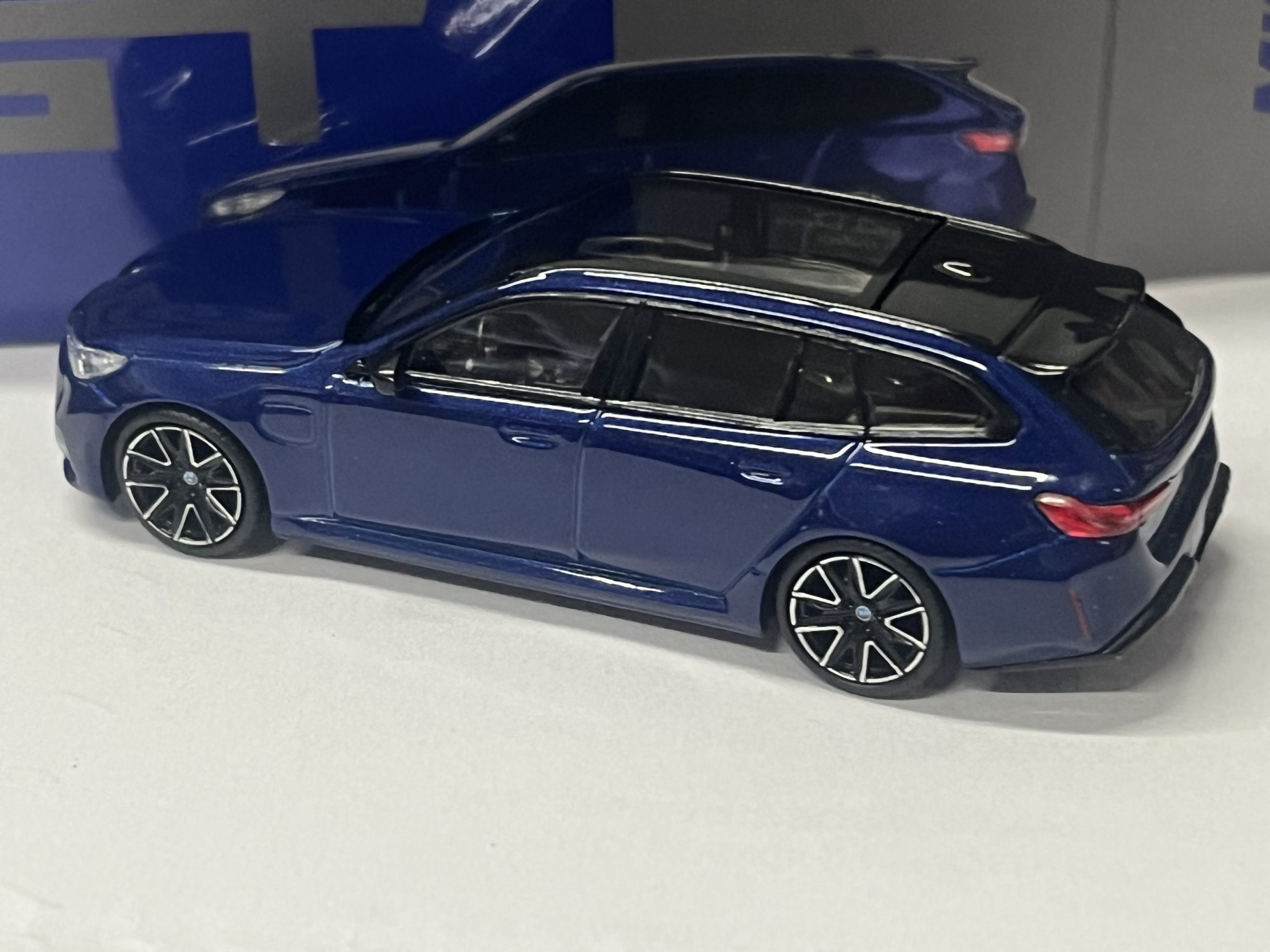 Bmw M5 touring 2024 - MiniGt 1/64° – Image 2