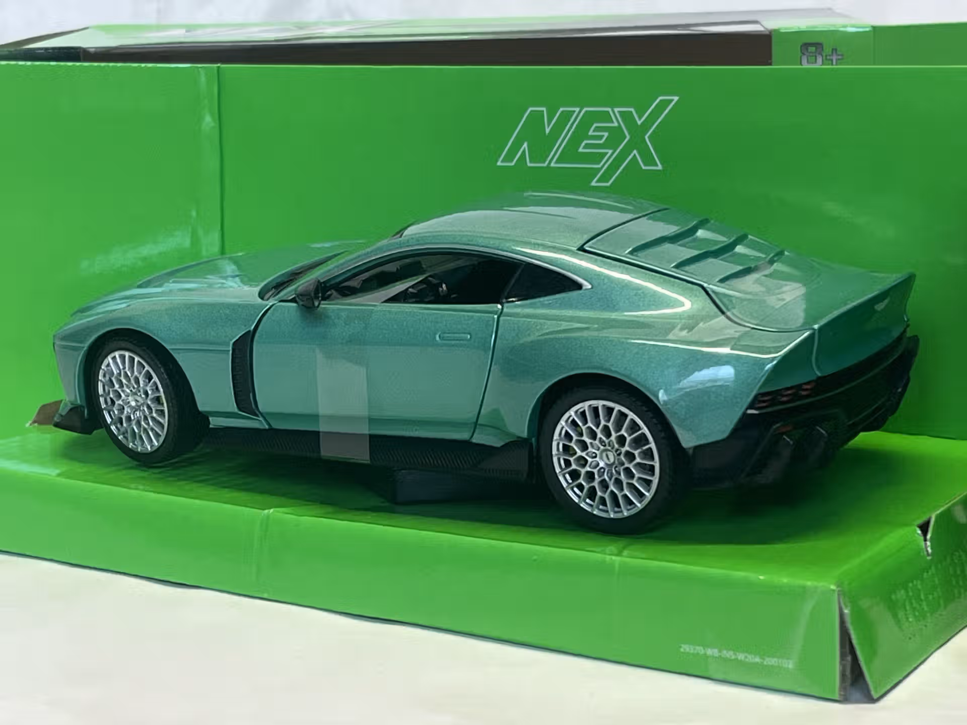 Aston Martin Valour Welly 1/24 – Image 2