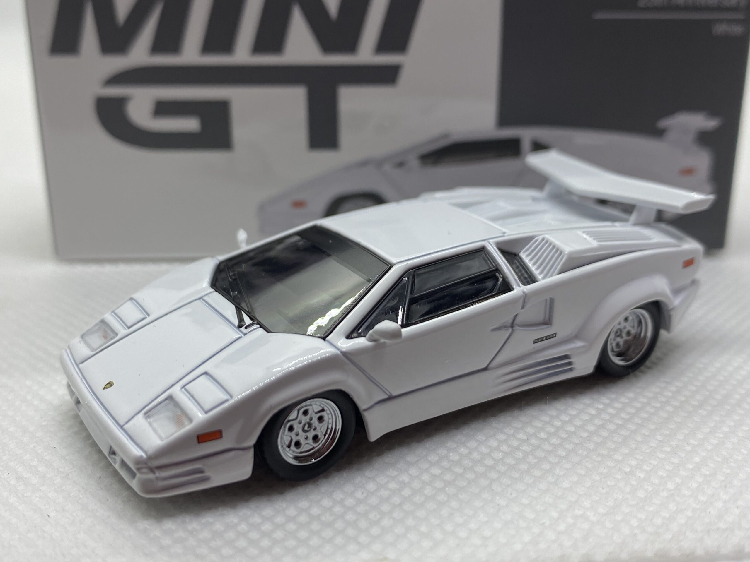 Lamborghini Countach - 25ème Anniversaire - MiniGt 1/64°