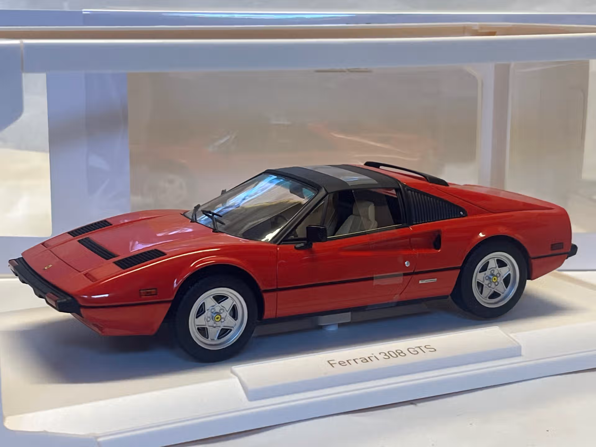 Ferrari 308 GTS 1982 série Magnum - Norev 1/18