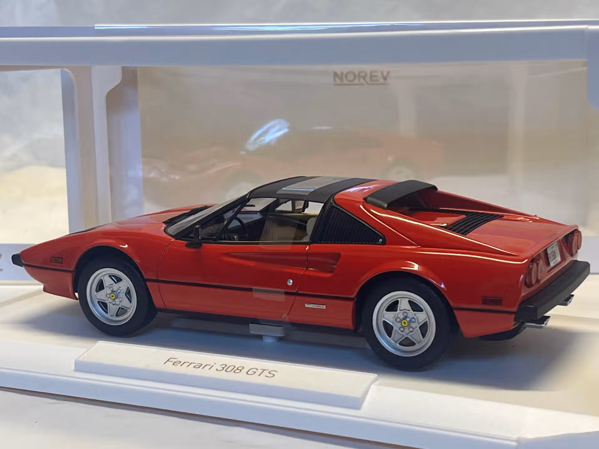 Ferrari 308 GTS 1982 série Magnum - Norev 1/18 – Image 2
