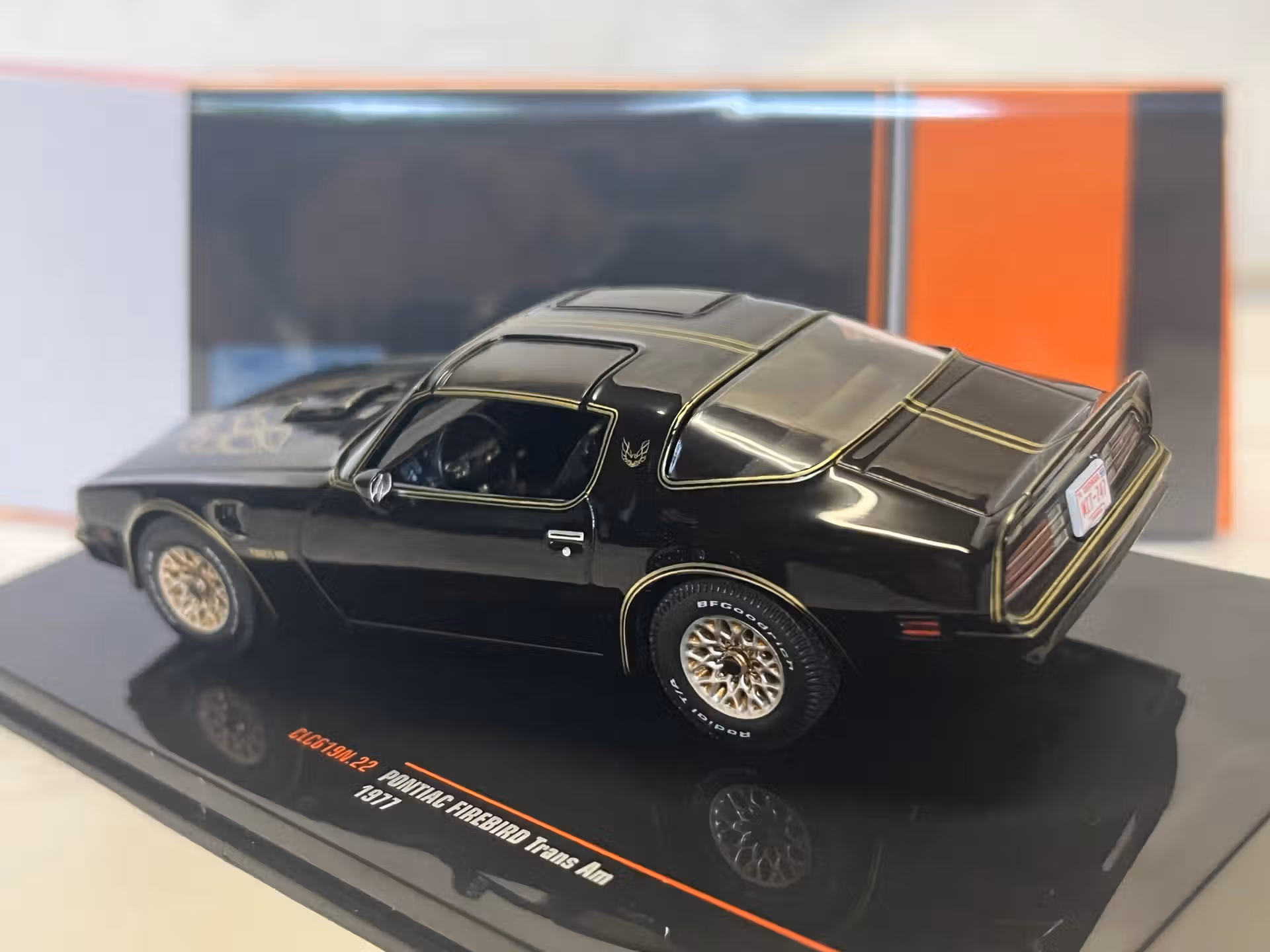 Pontiac Firebird Trans Am 1977 Ixo 1/43 – Image 2
