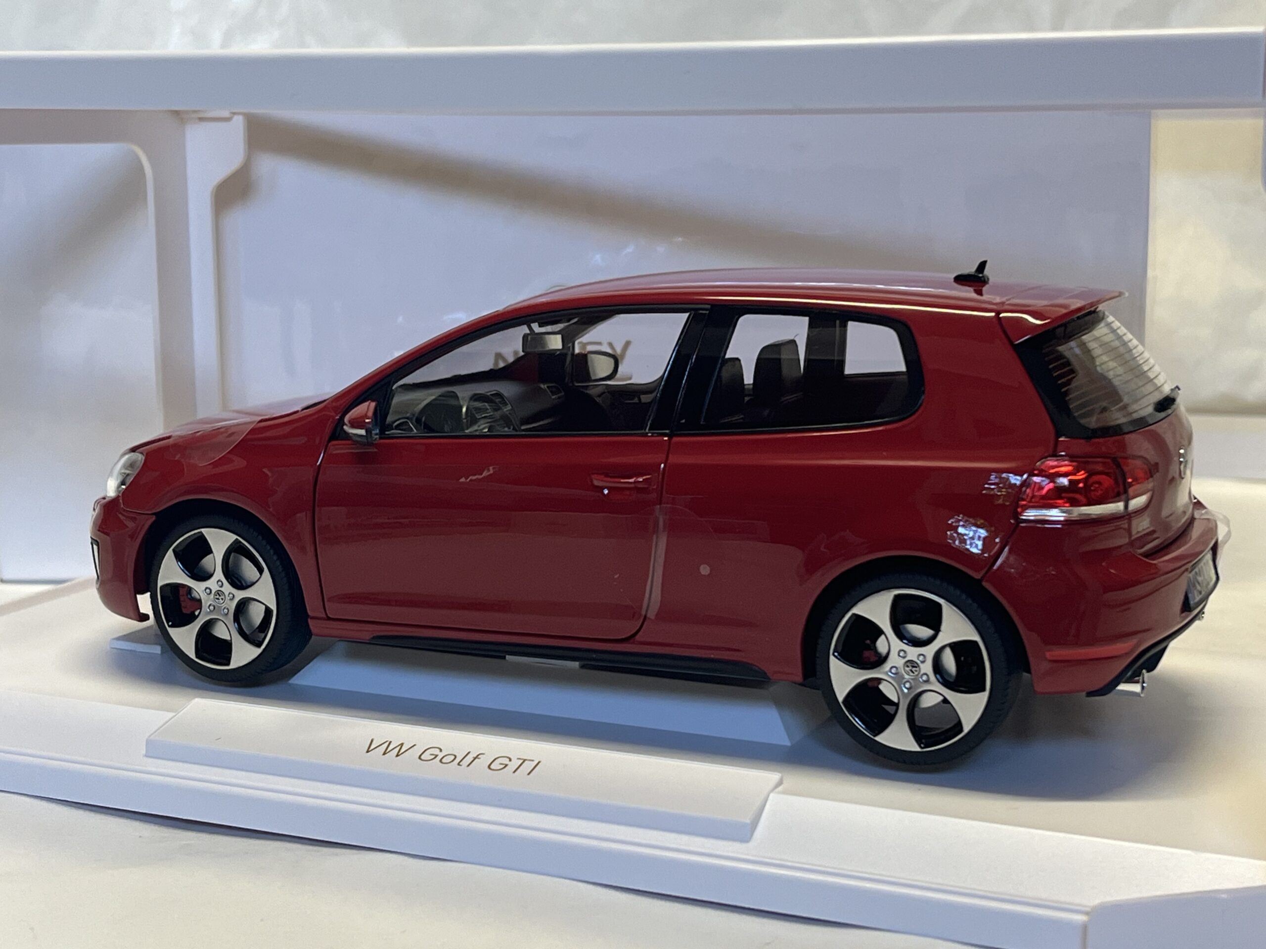 Volkswagen Golf Gti 2009 - Norev 1/18° – Image 2