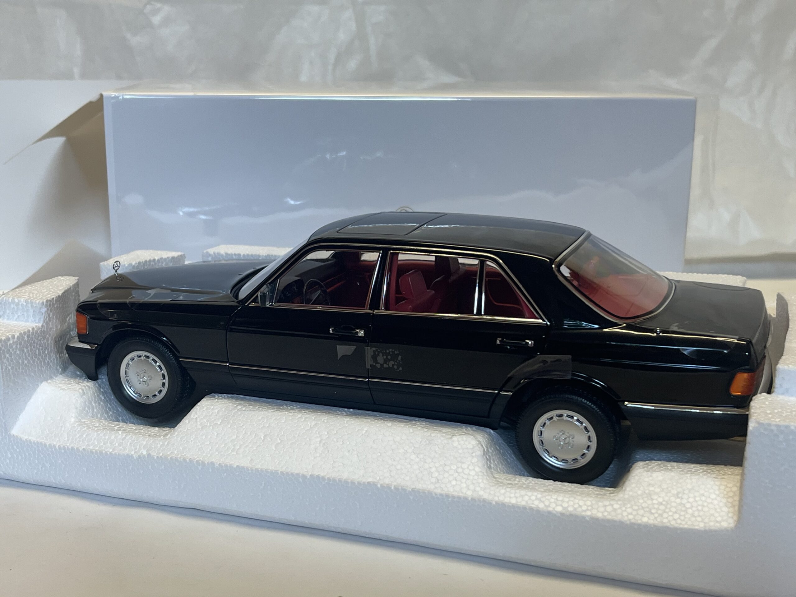Mercedes 560 SEL 1991 1/18° Norev – Image 2
