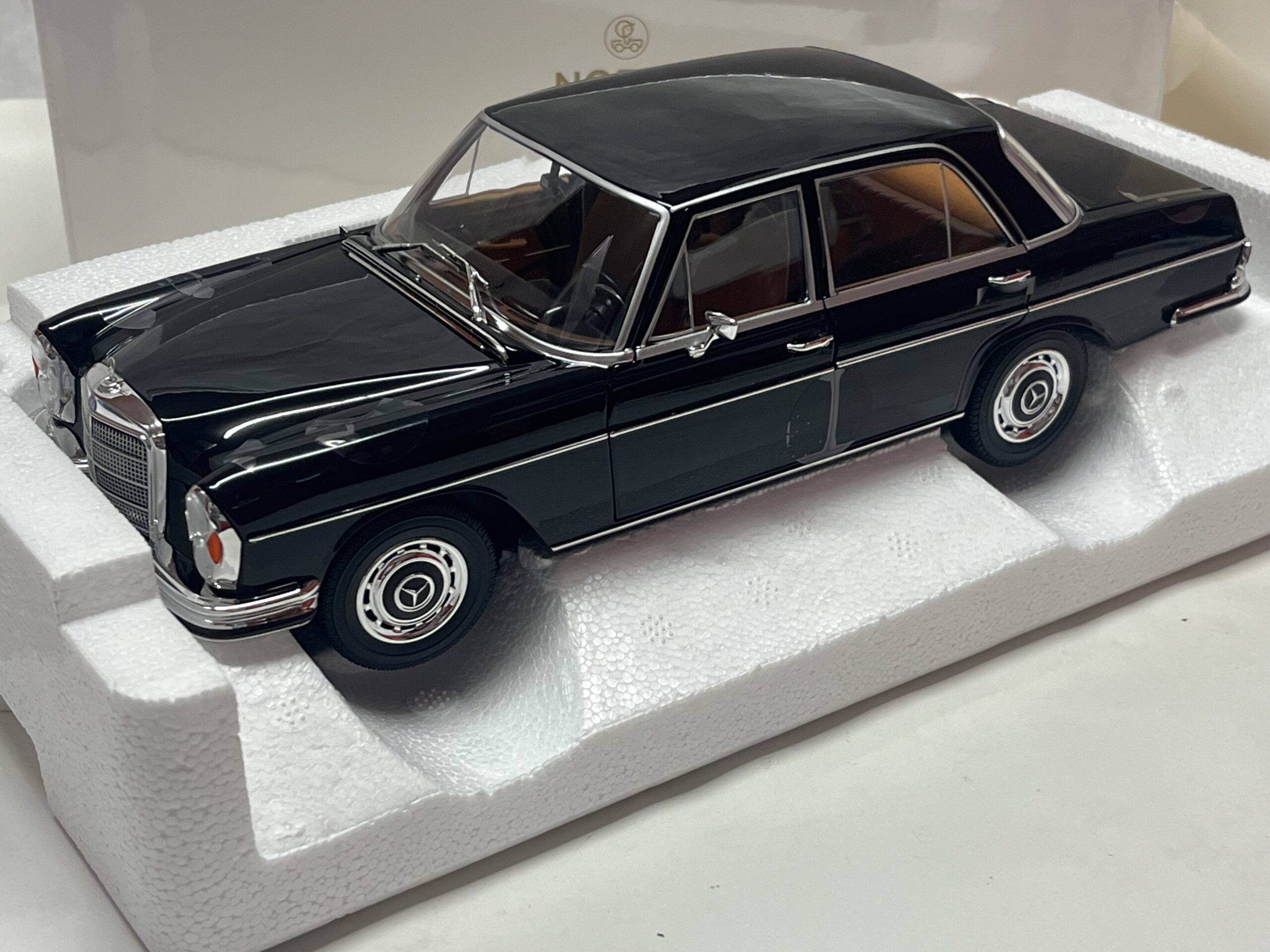 Mercedes 280 SE 1968 1/18° Norev