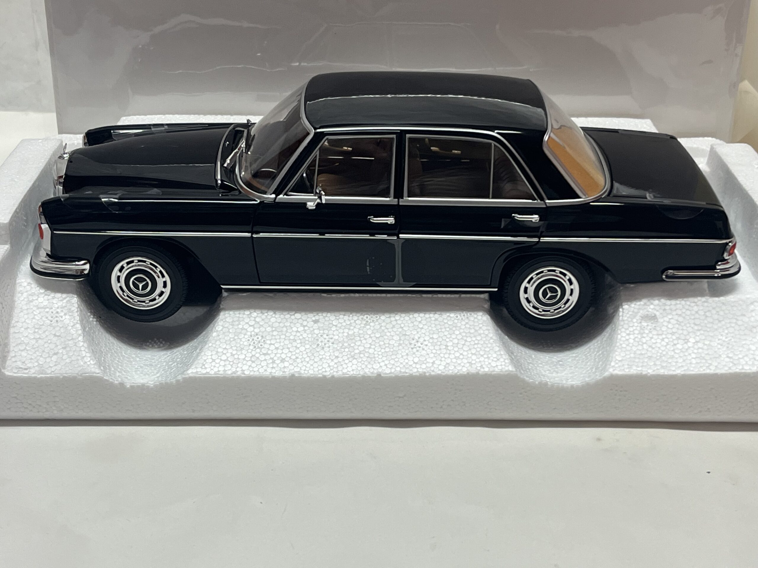 Mercedes 280 SE 1968 1/18° Norev – Image 2