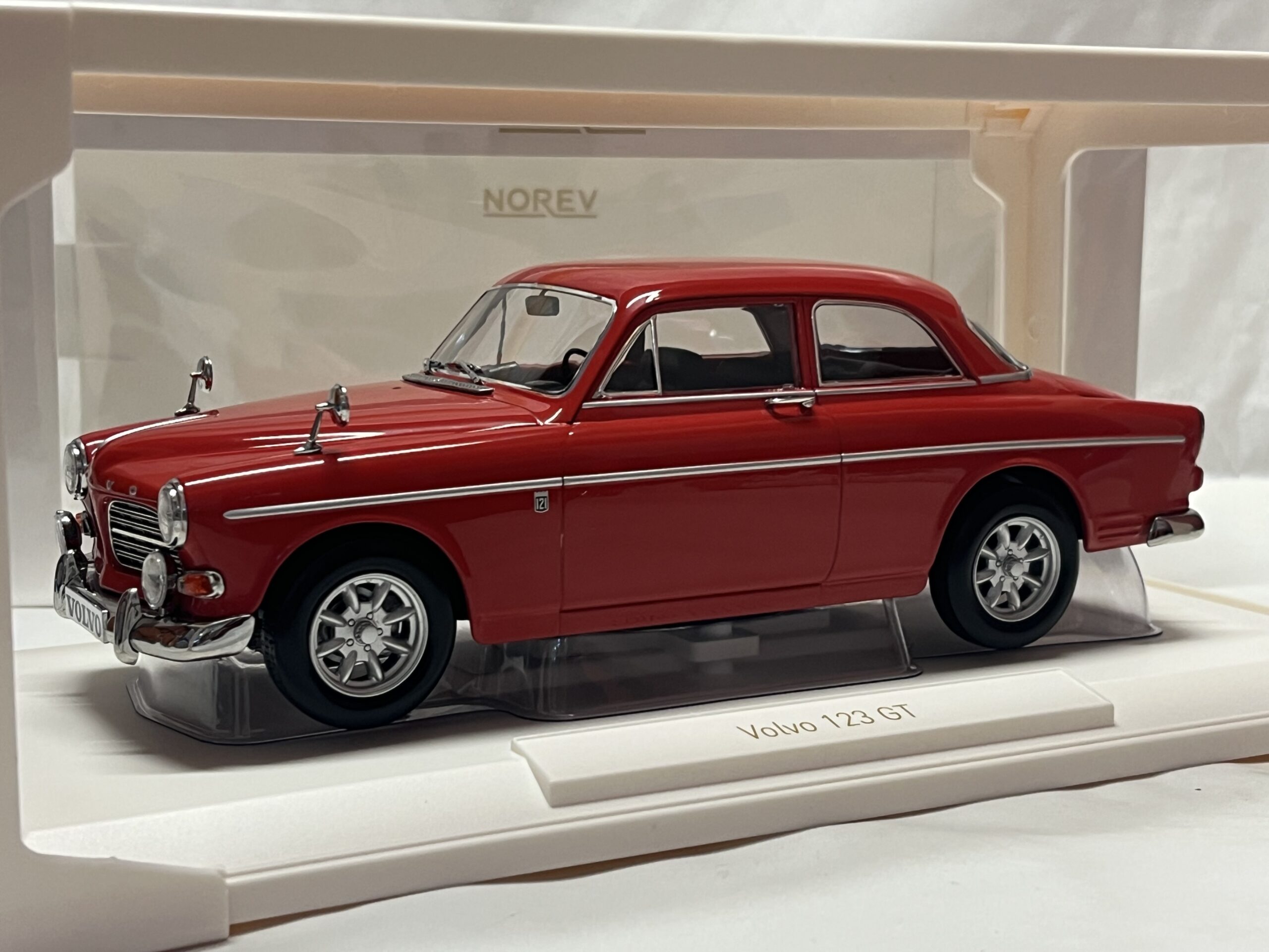 Volvo 123 GT Amazon 1968 Norev 1/18