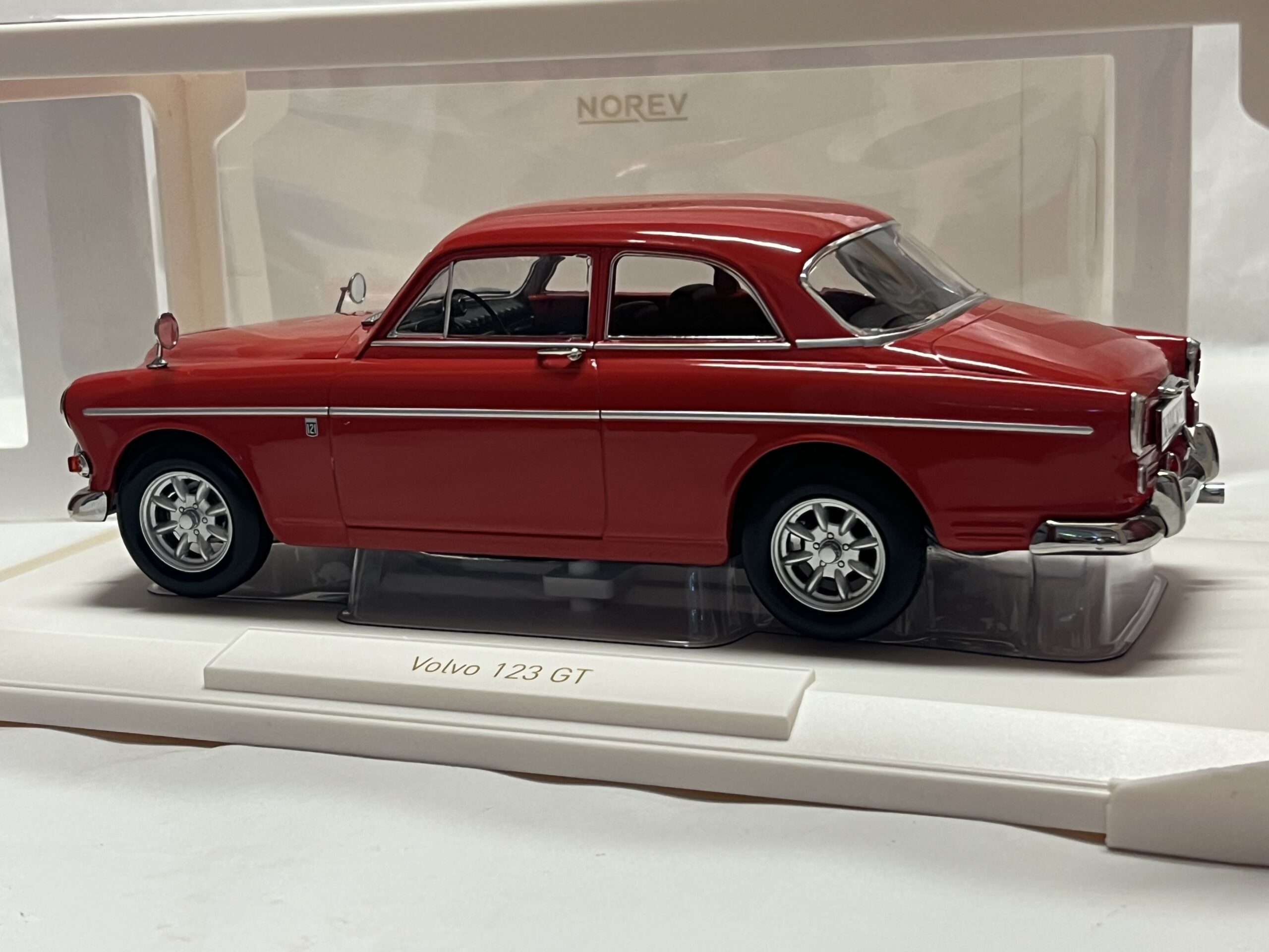 Volvo 123 GT Amazon 1968 Norev 1/18 – Image 2