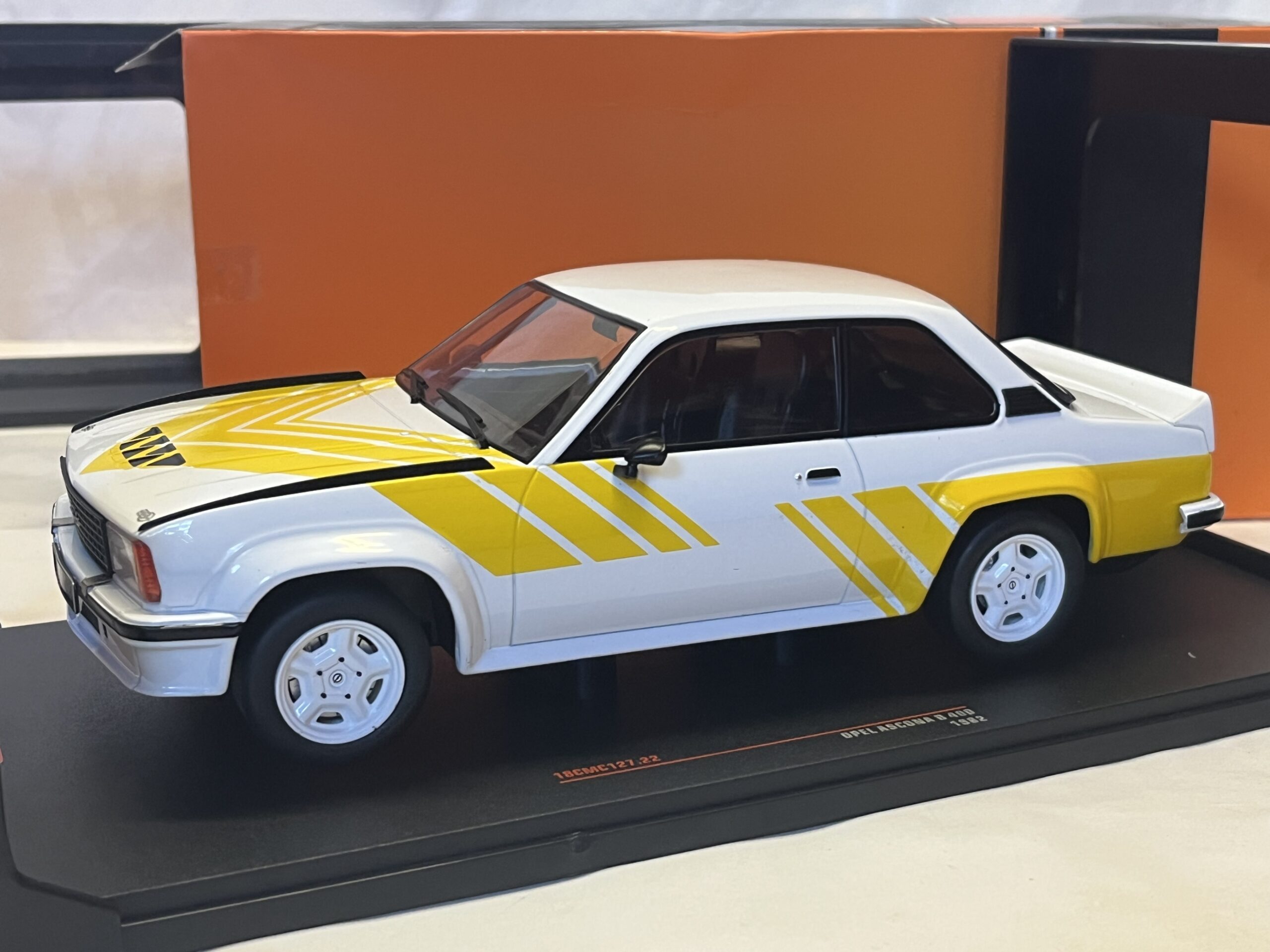 Opel Manta 1/18° Ixo