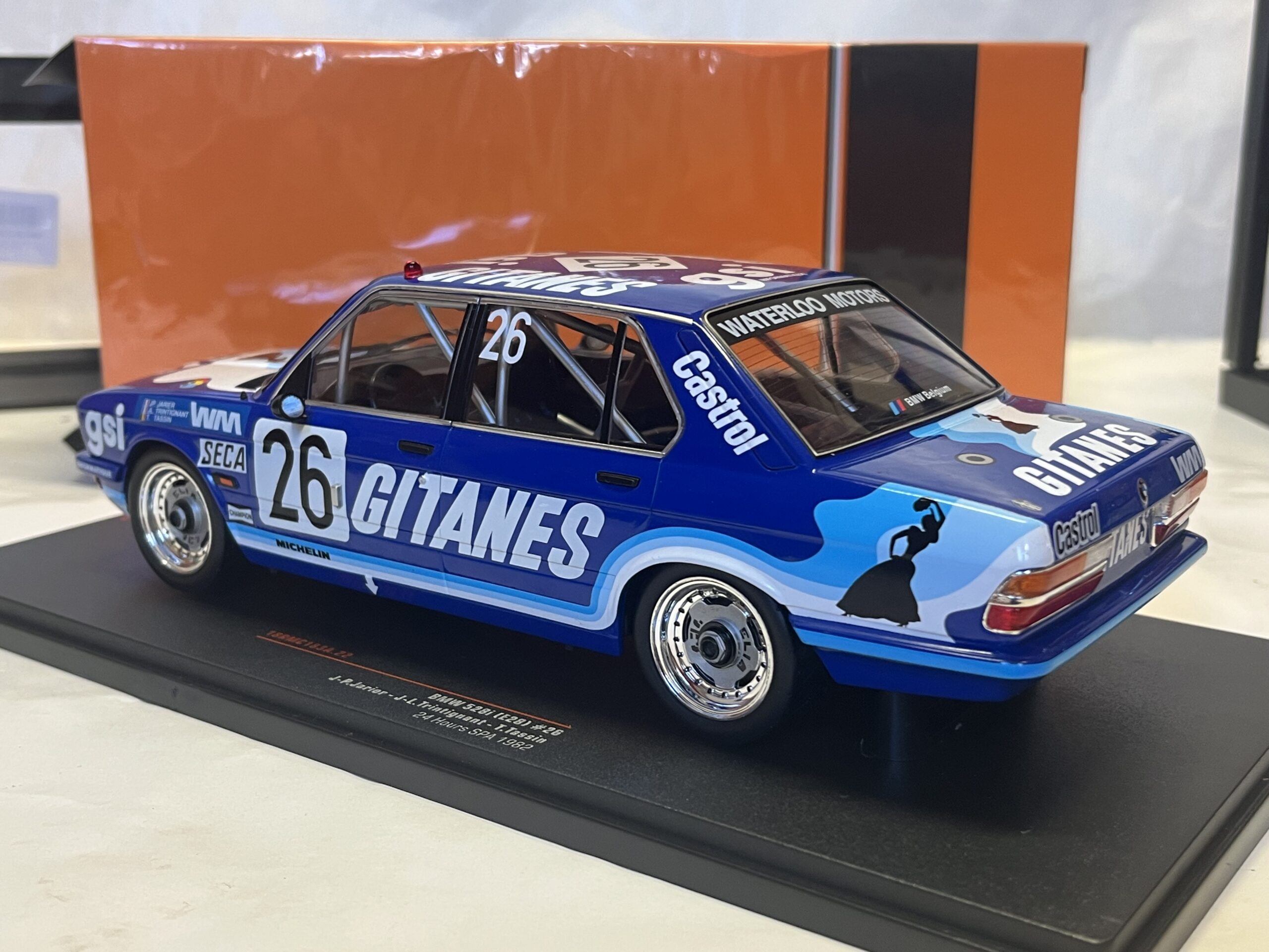 BMW 528 E28 Spa 1982 Jarier Gitane Ixo 1/18 – Image 2