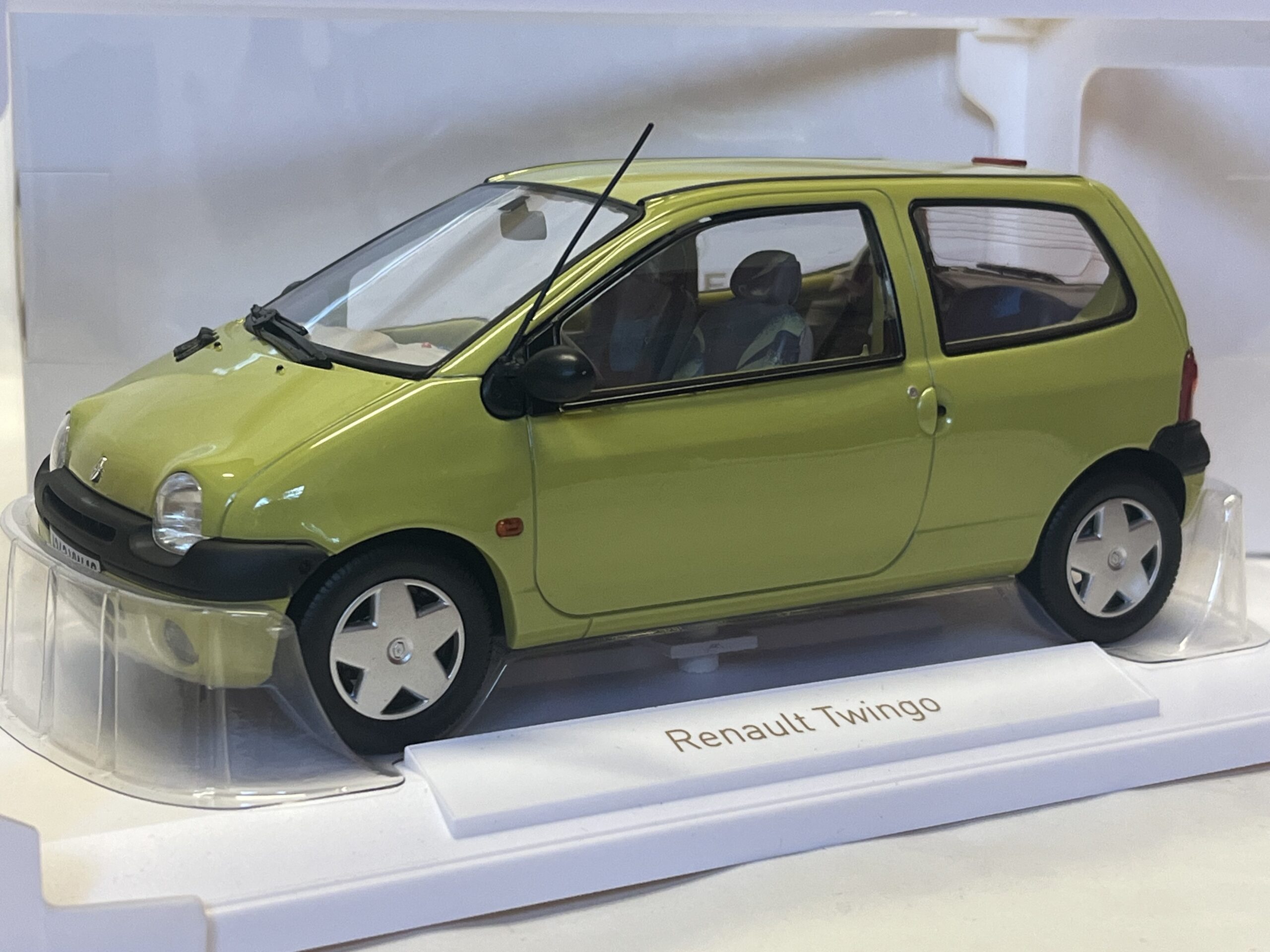 Citroen Dyane 6 1983 Norev 1/18° – Image 3