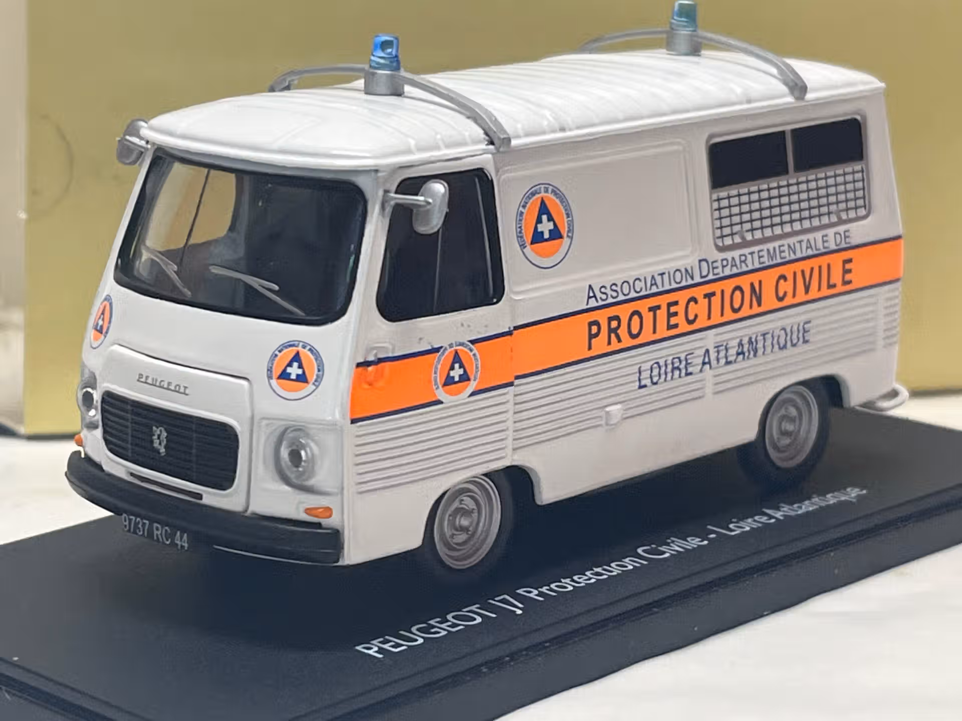 Peugeot J7 protection civile Eligor 1/43°