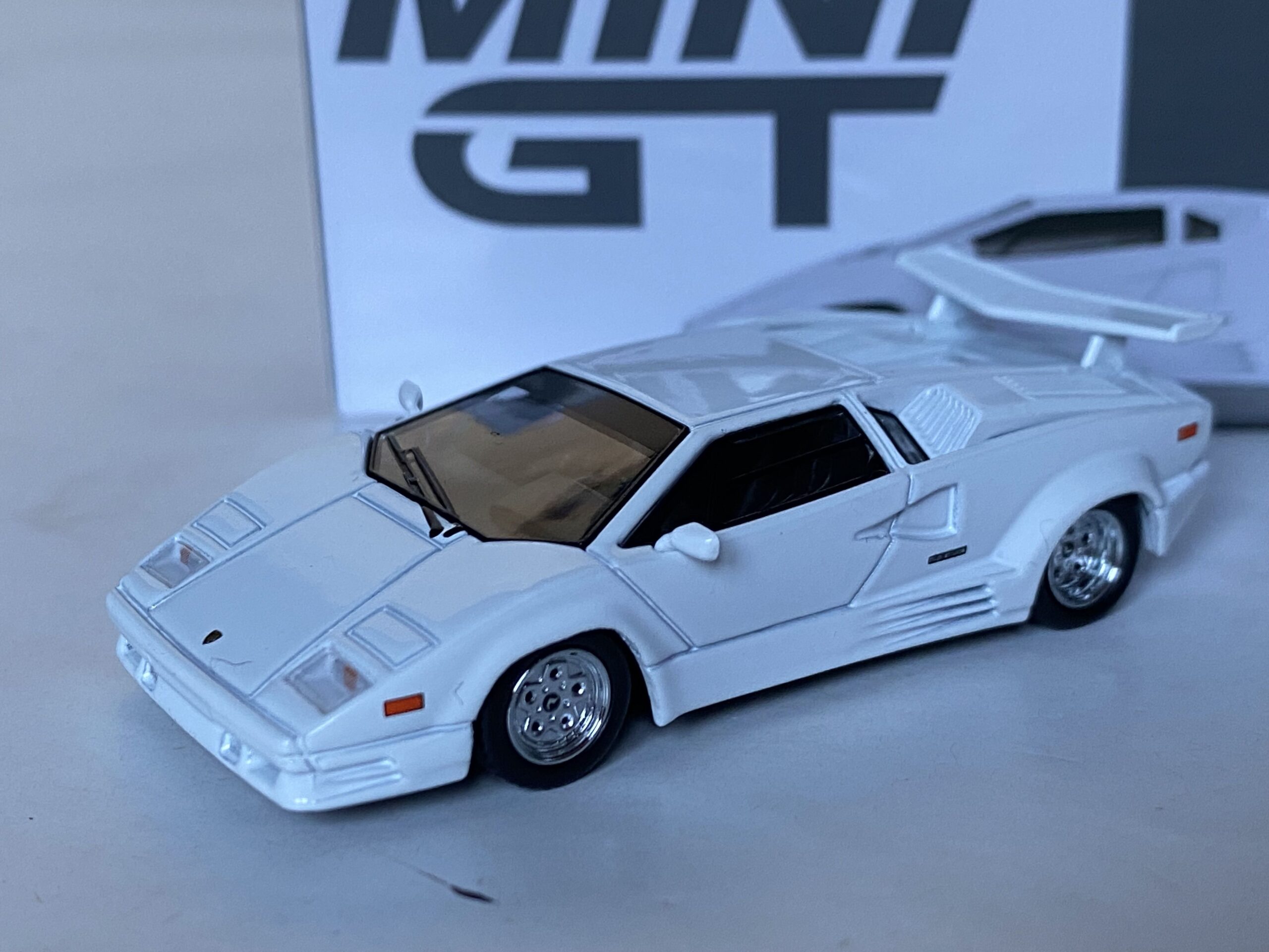 Lamborghini Countach 1989 - 25ème anniversaire - MiniGt 1/64°