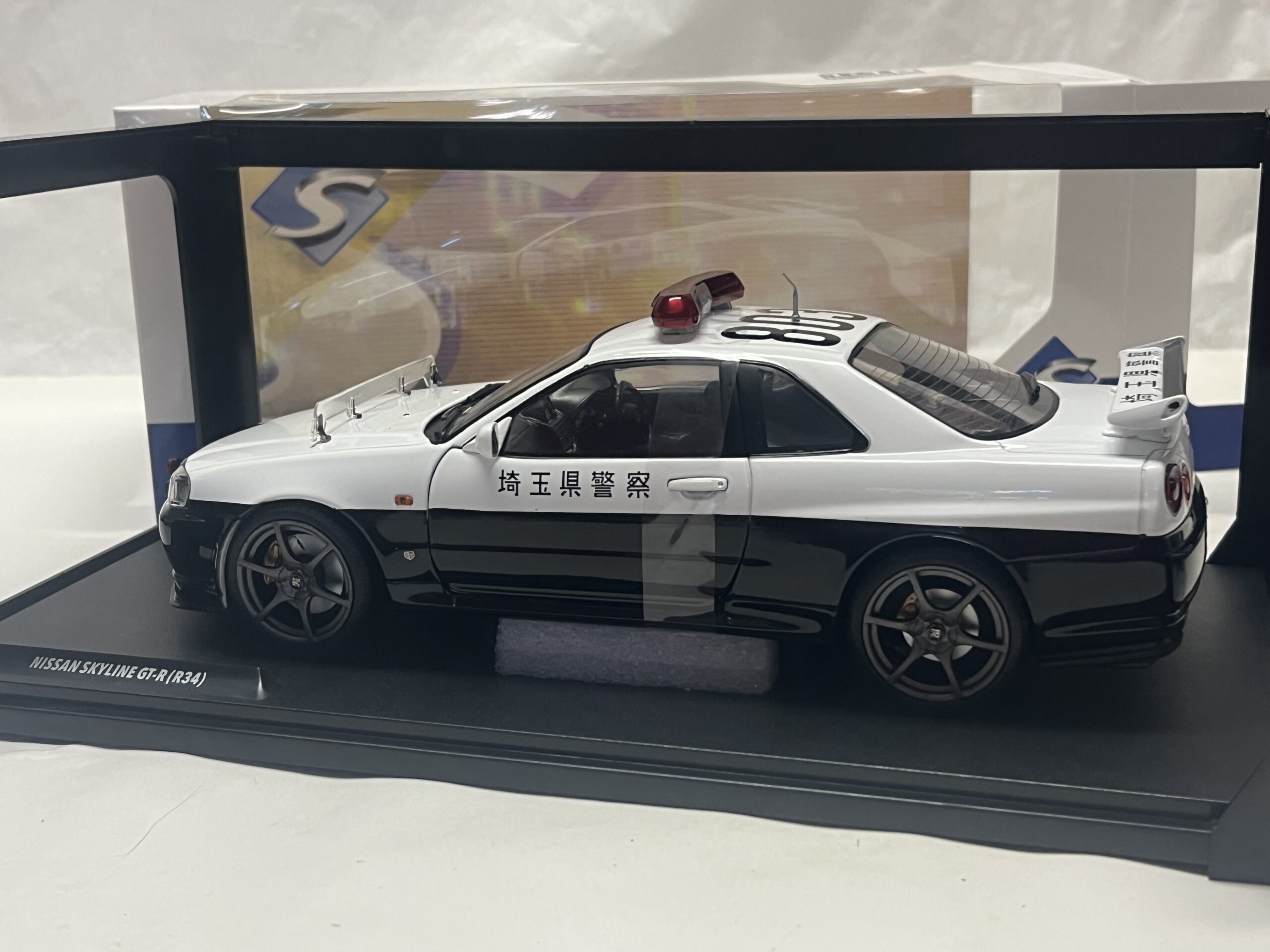 Nissan Skyline GT-R R34 BNR34 1999 Police Solido 1/18 – Image 2