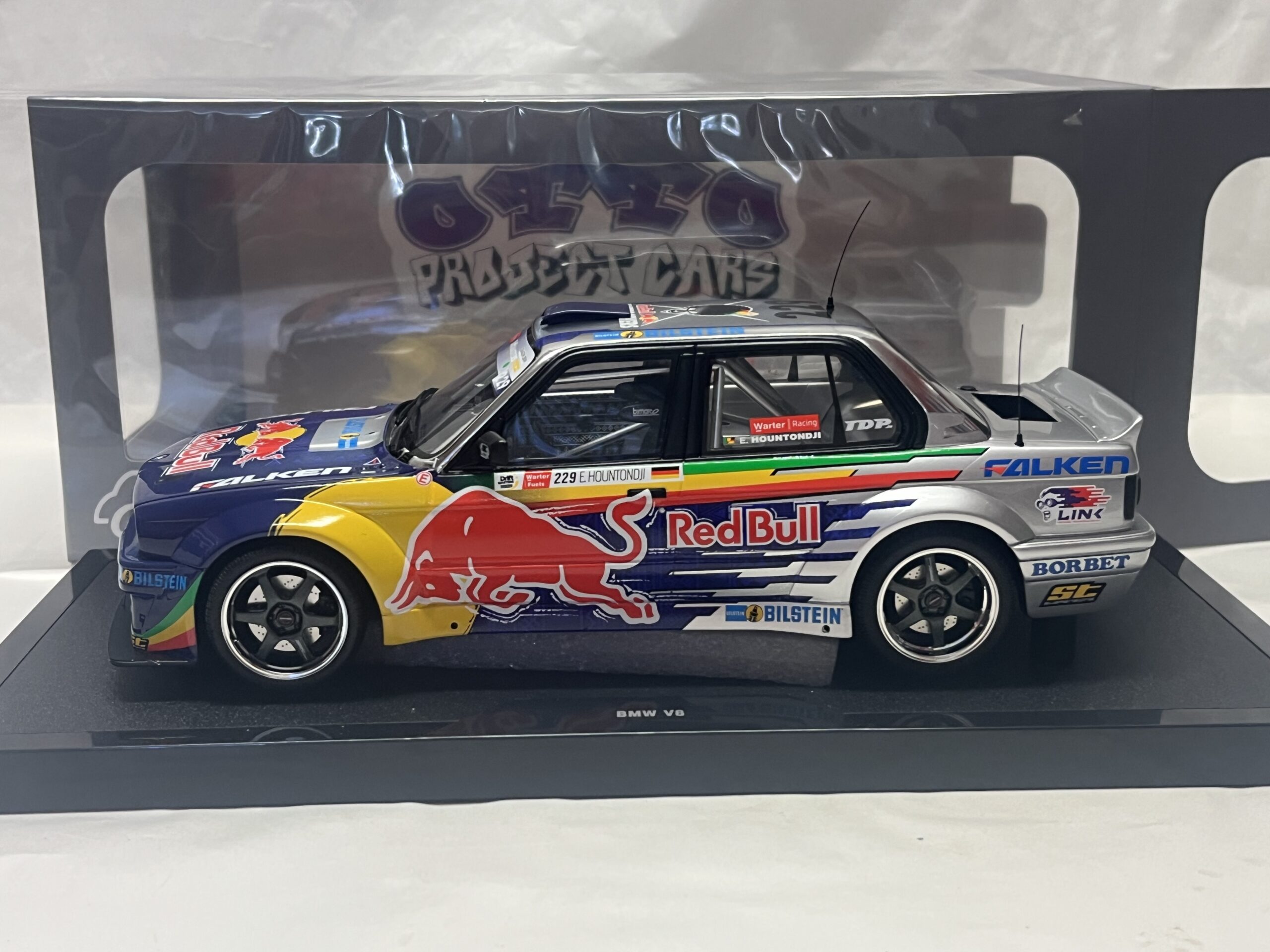 BMW M3 E30 Red bull Ottomobile 1/18 – Image 3