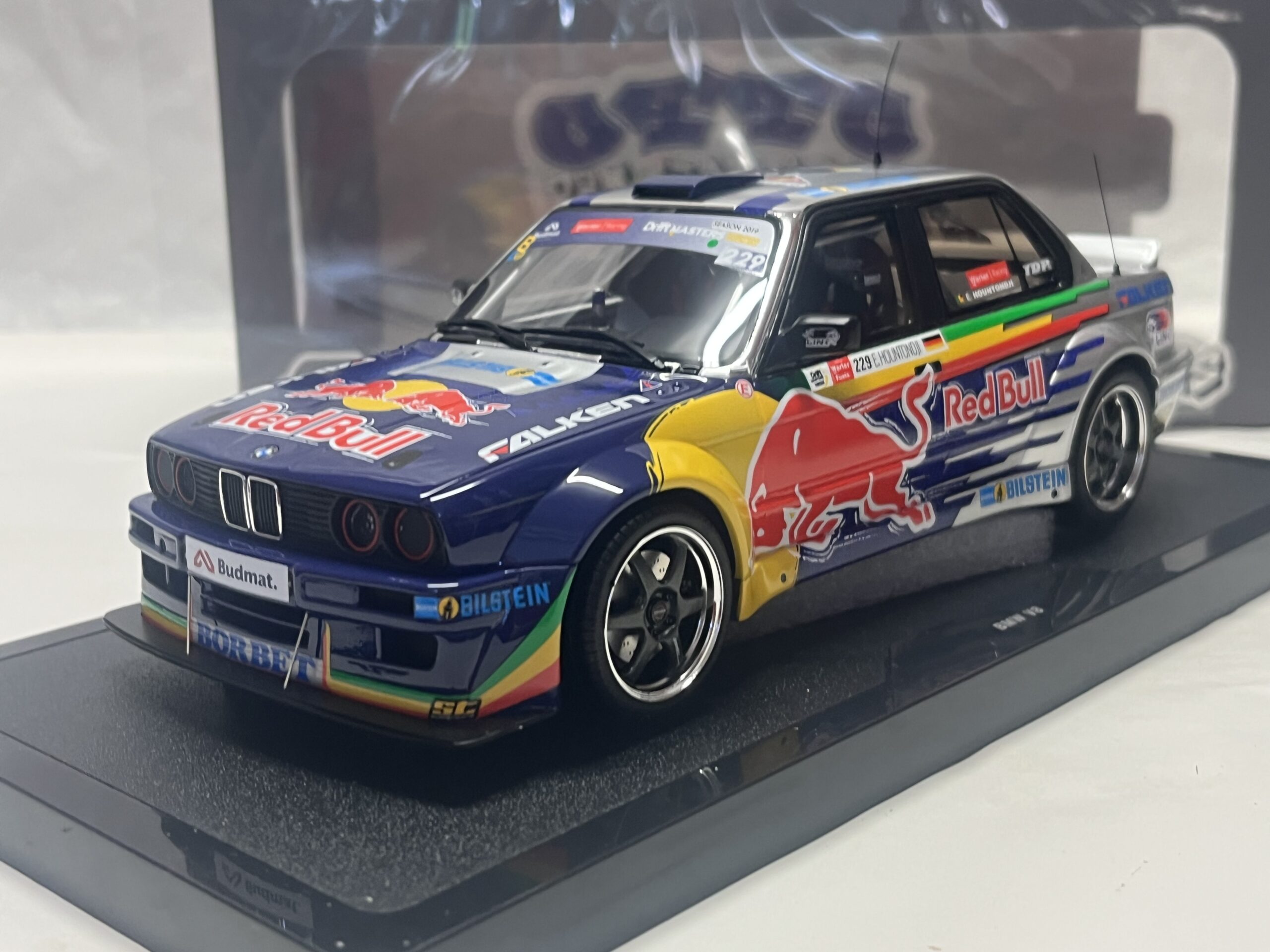 BMW M3 E30 Red bull Ottomobile 1/18
