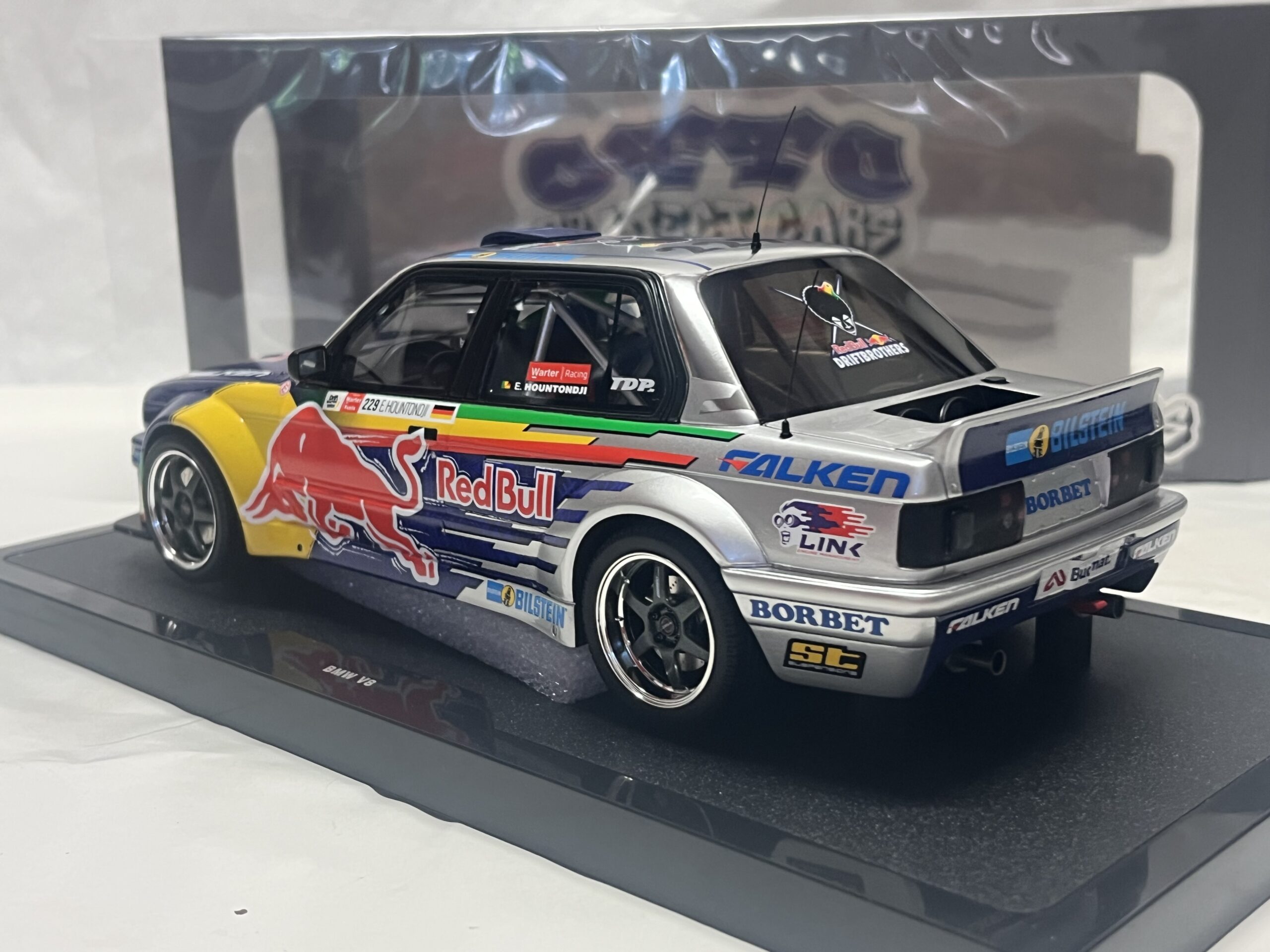 BMW M3 E30 Red bull Ottomobile 1/18 – Image 2