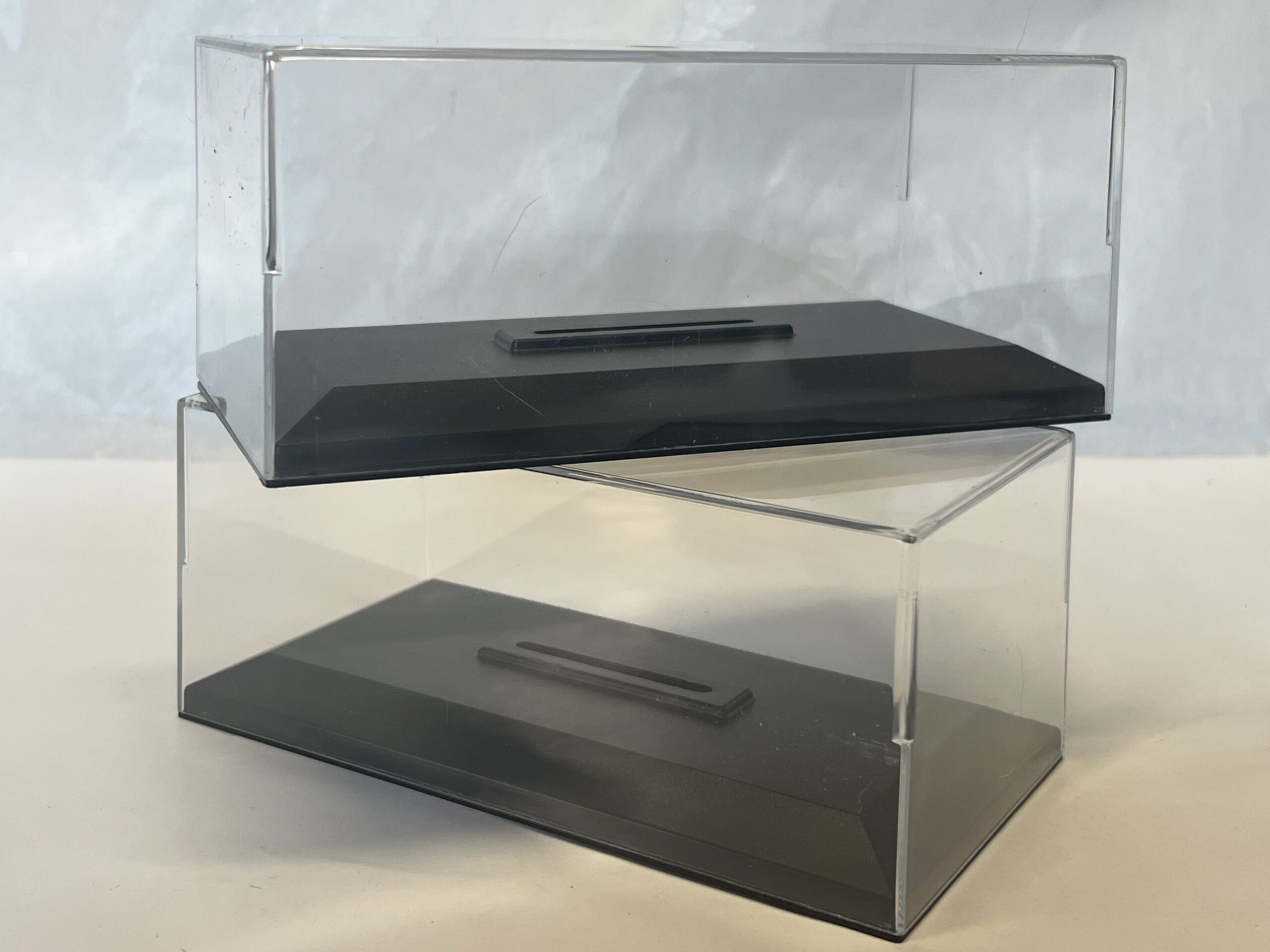 2 Boites Vitrine en Plexi - L14xlg7xH6cms 1/43°