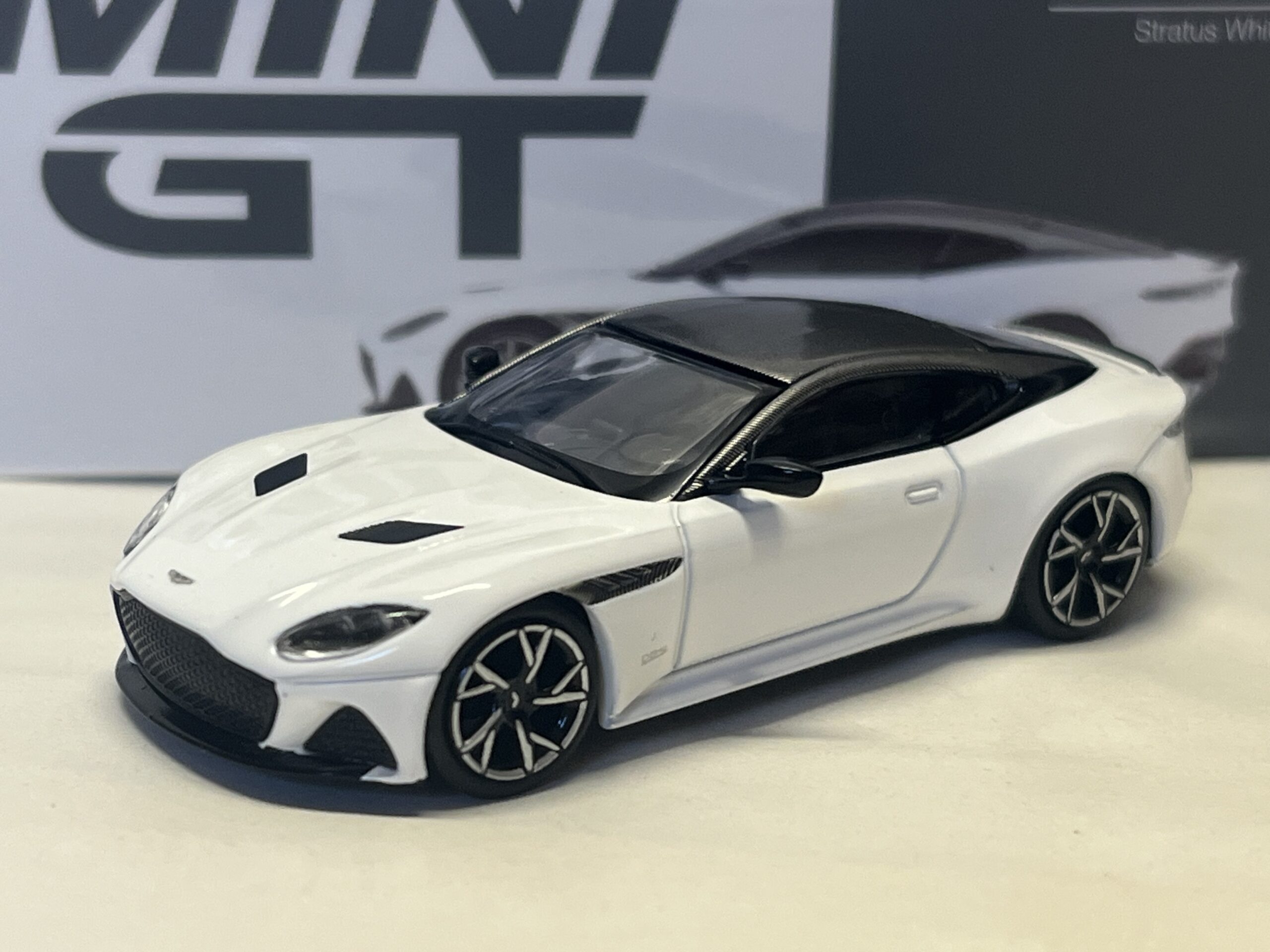 Aston Martin DBS 2024 MiniGt 1/64°