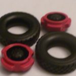 2 pneus avec jantes rouges Alerte 1/43°